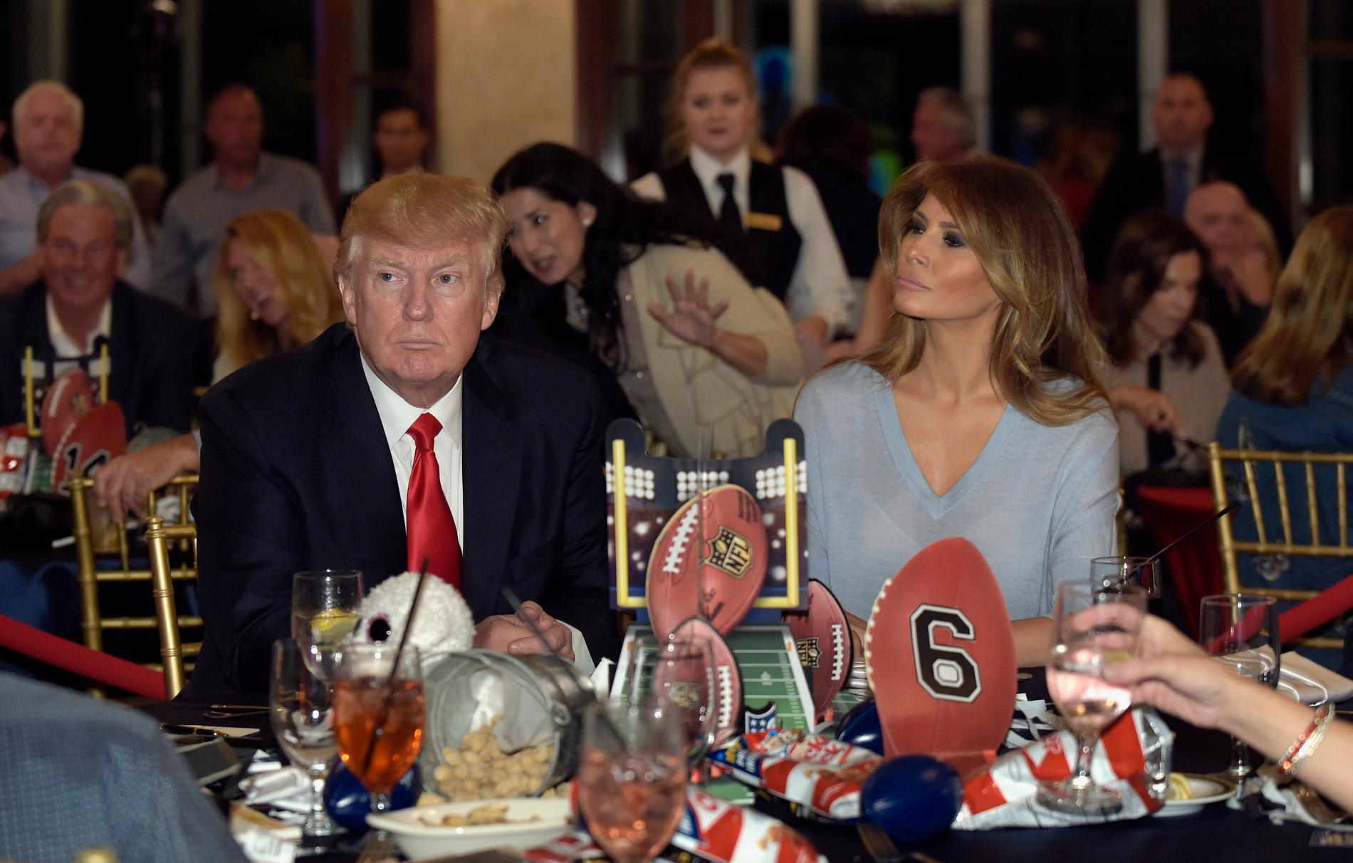 Donald och Melania Trump på middag under Super Bowl i söndags.
