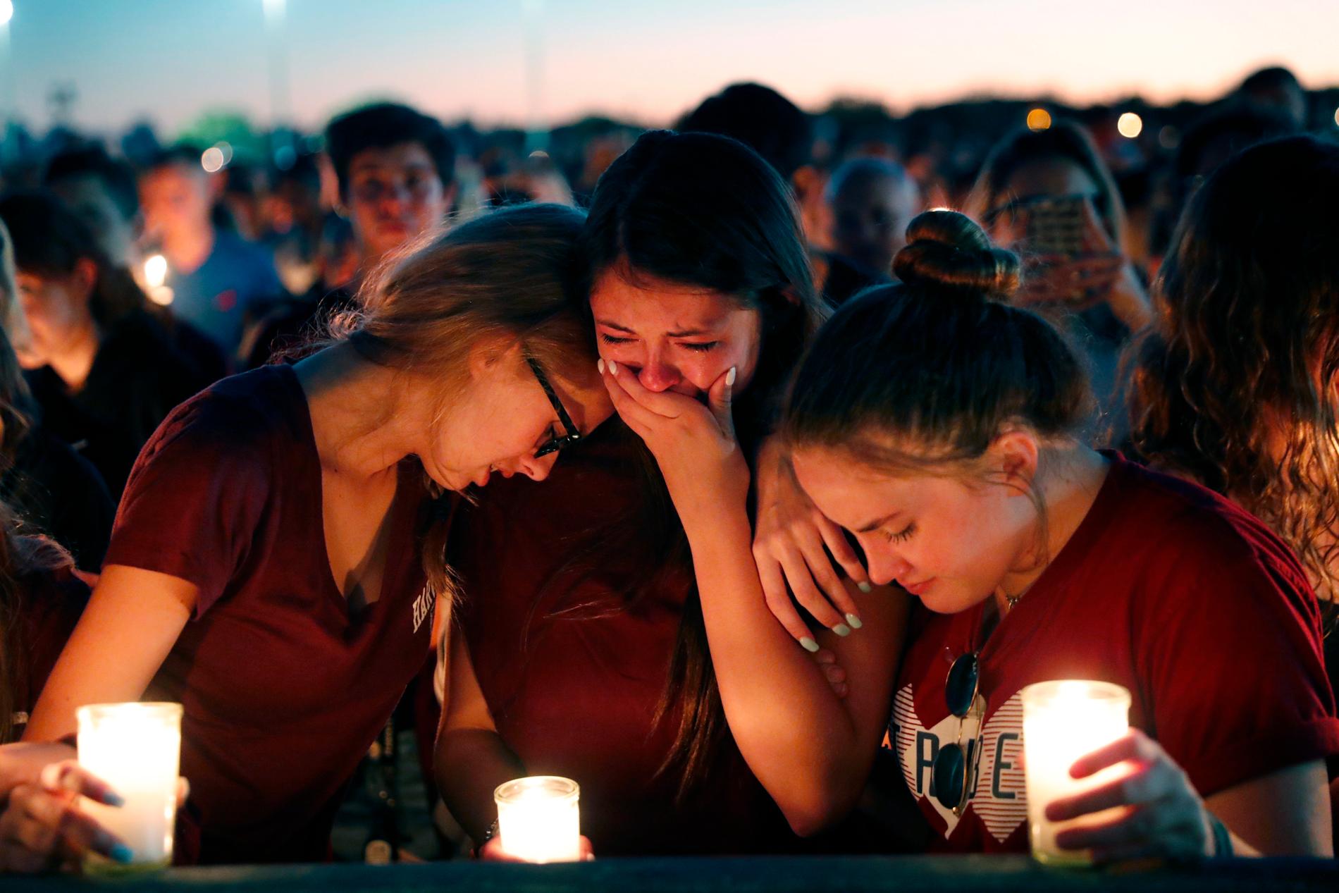 Människor tänder ljus till minne av offren för skolmassakern i Parkland.