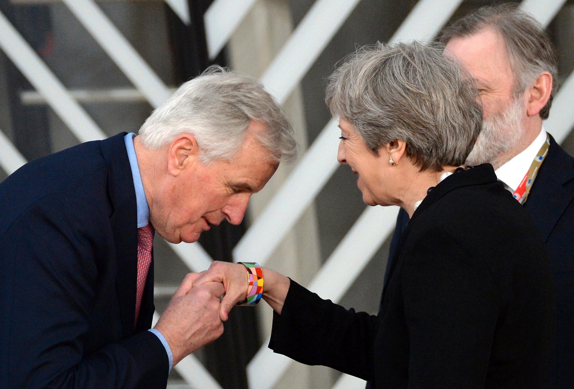 Två av huvudpersonerna i brexitdramat: EU:s chefsförhandlare Michel Barnier och Storbritanniens premiärminister Theresa May. Arkivfoto.