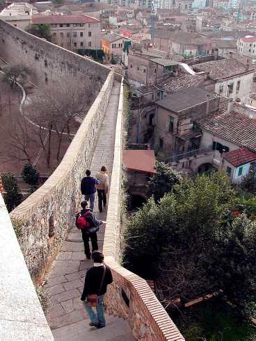 Man kan promenera runt Girona längs den gamla stadsmuren.