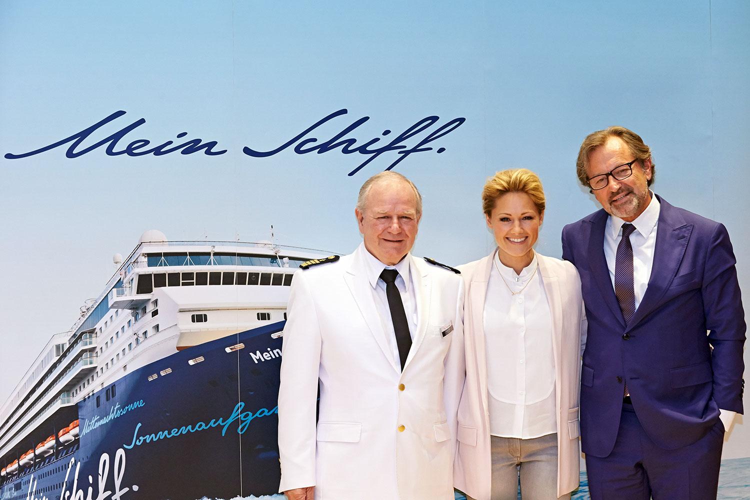 Kapten Kjell Holm från Finland, fartygets gudmor den tyska sångerskan Helene Fischer och TUI Cruises vd Richard Vogel.