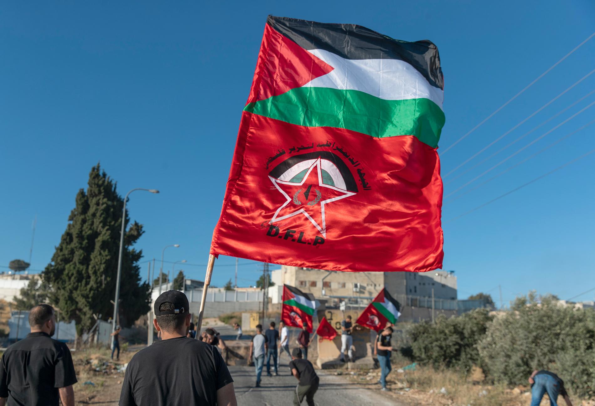 Den palestinska flaggan tillsammans med DFLP:s flagga. Arkivbild.