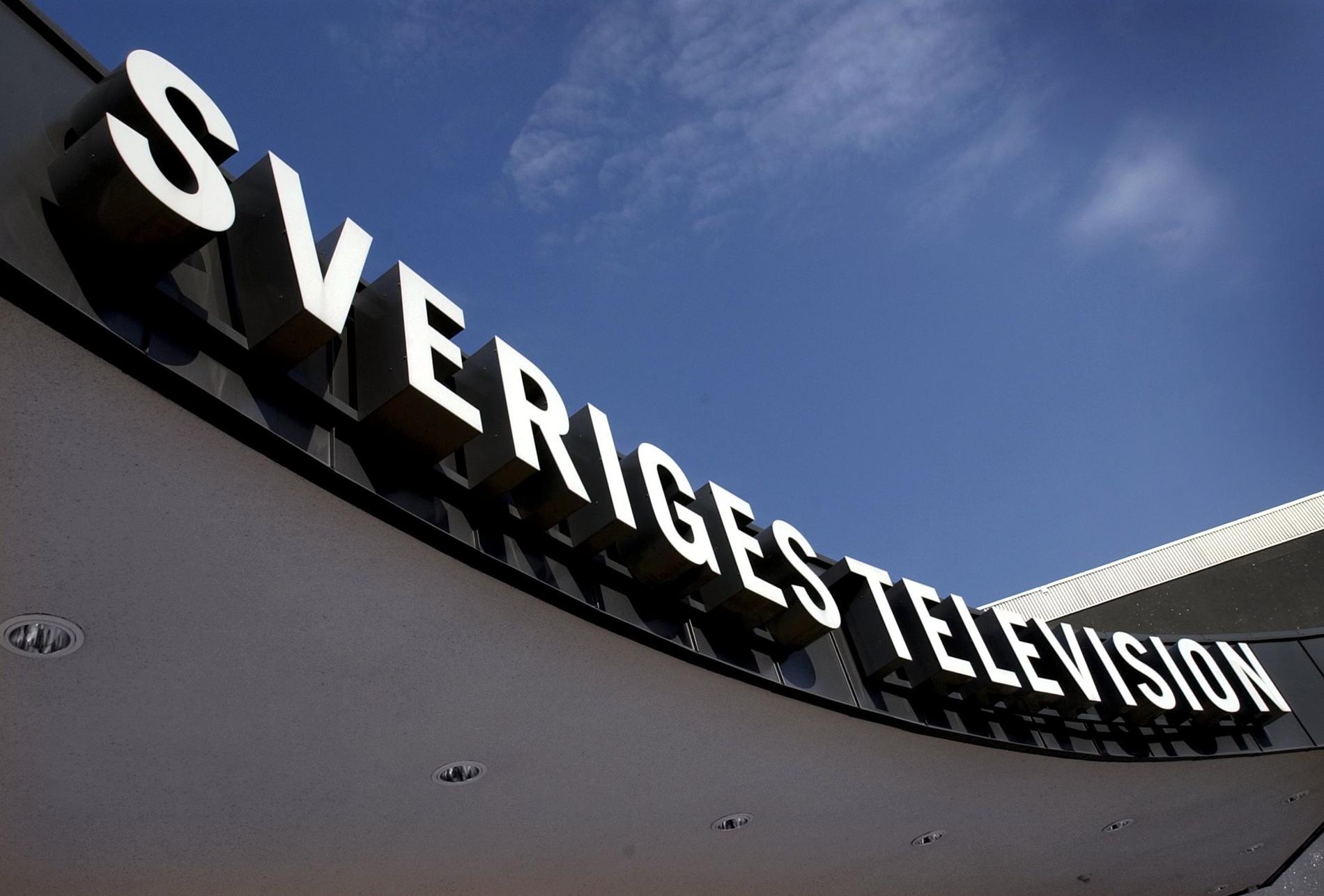 Sveriges Televisions skylt vid entrén till tv-huset på Gärdet i Stockholm.