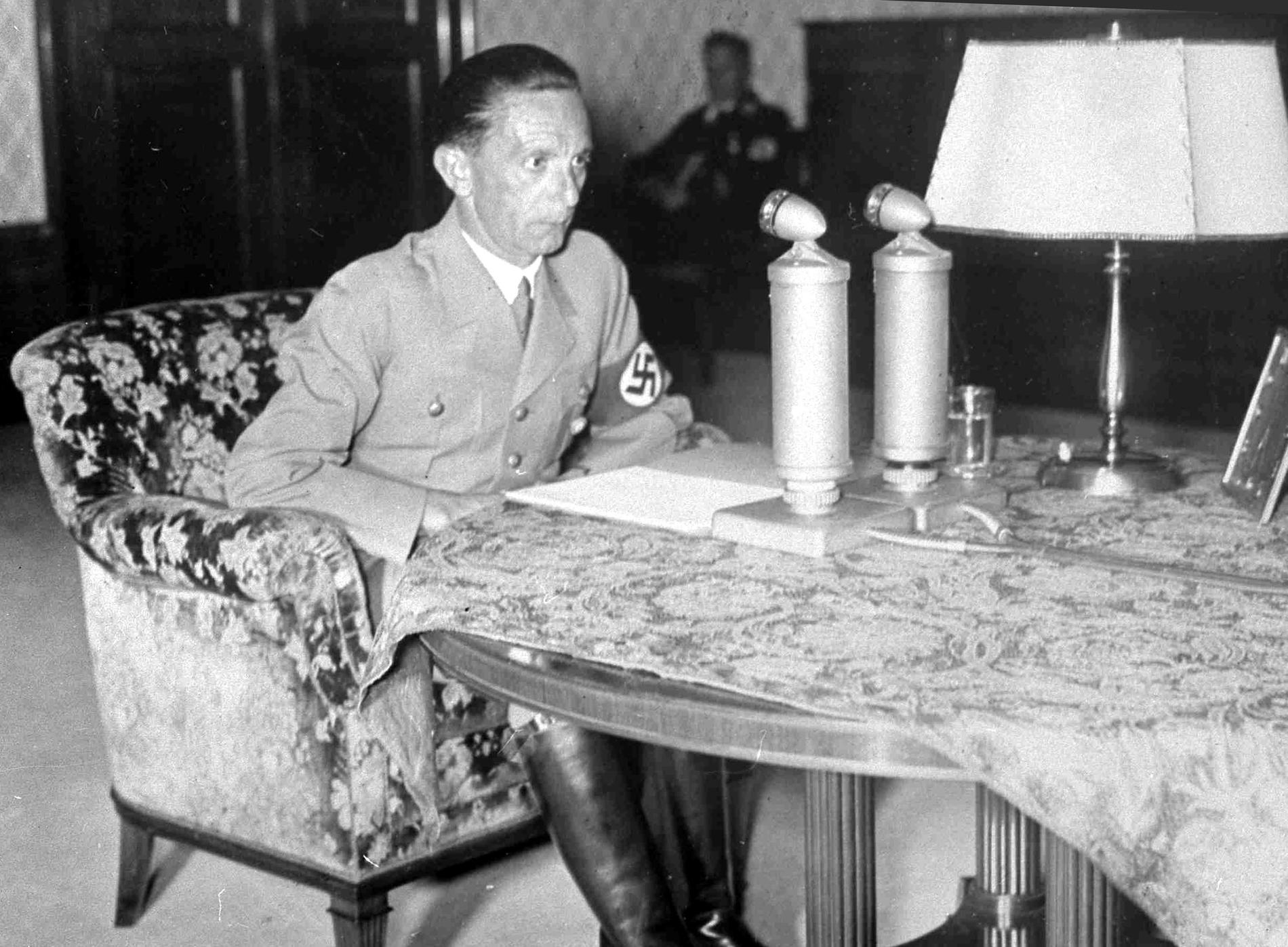 Nazitysklands propagandaminister Joseph Goebbels håller ett radiosänt tal, den 21 november 1942. Arkivbild.