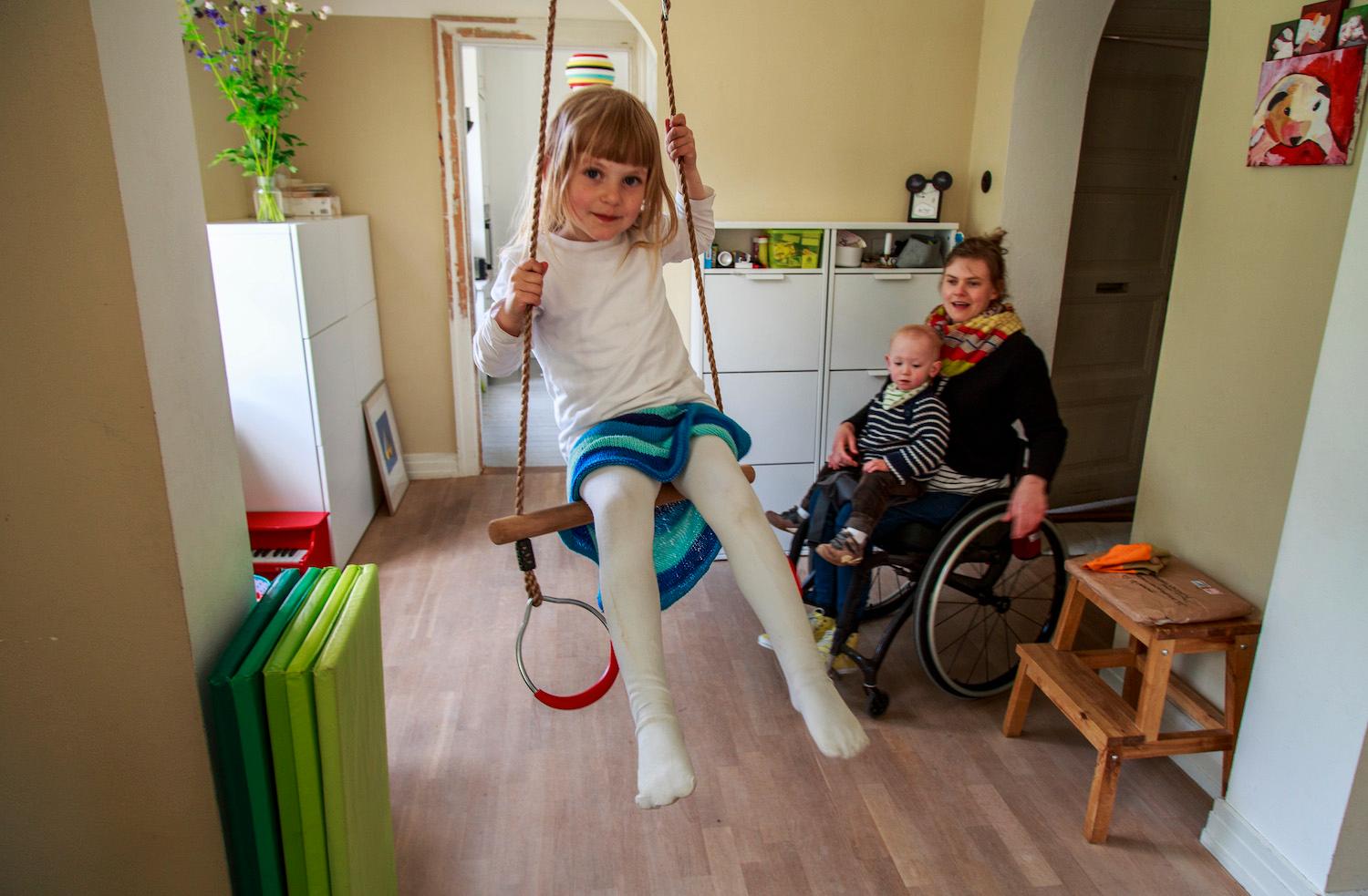 "Att vara förälder i rullstol kräver lite mer planering och tid", säger Anna Oredsson, mamma till Maja, 4, och Otto, 1,5 år.