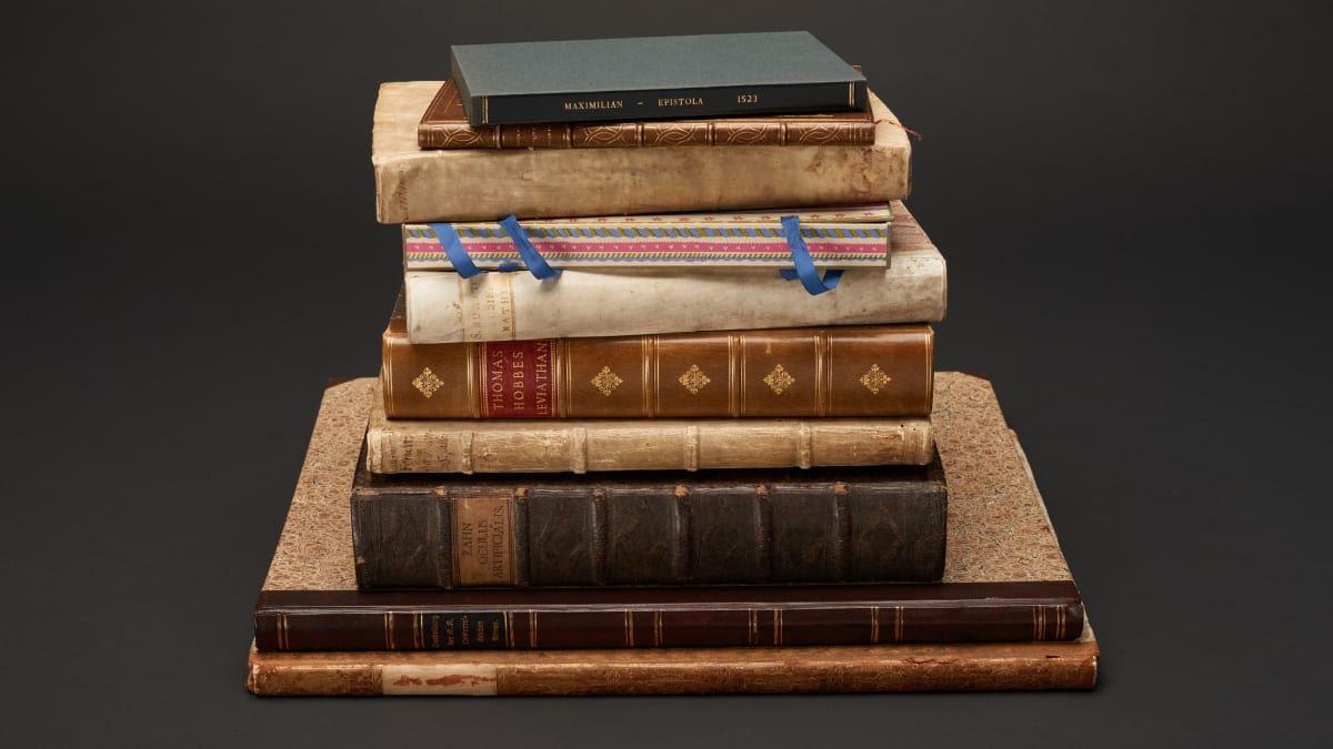 Tio värdefulla böcker som stulits från Kungliga biblioteket är tillbaka igen.