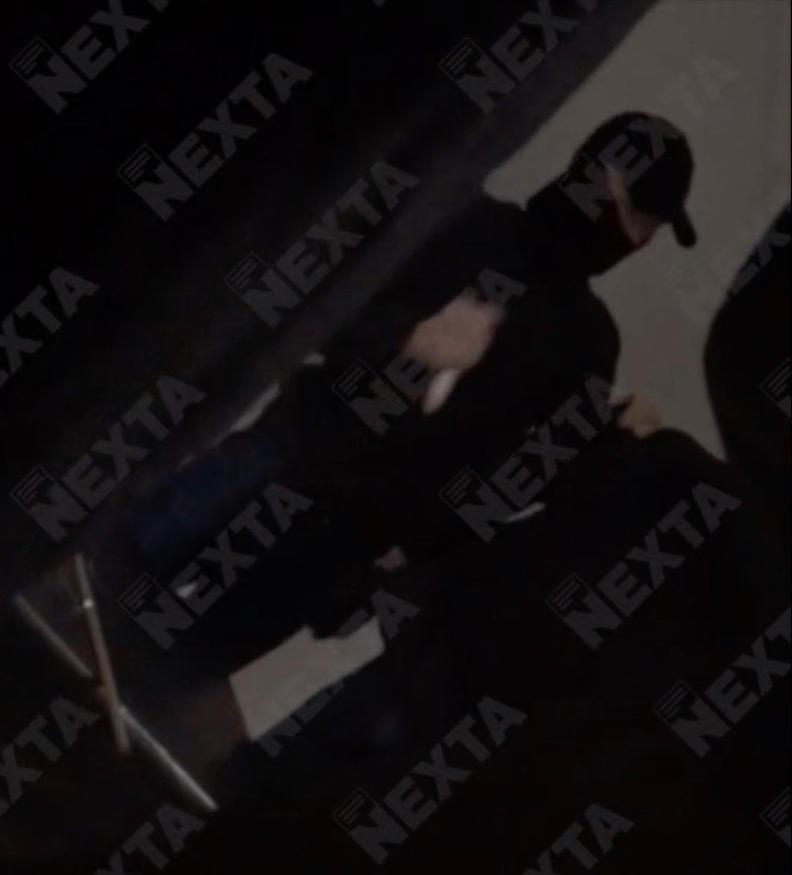 Svartklädd maskerad man markerar hur man ska hugga med kniv mot oskyddade kroppsdelar, i en video som Telegram-kanalen Nexta Live har lagt upp.