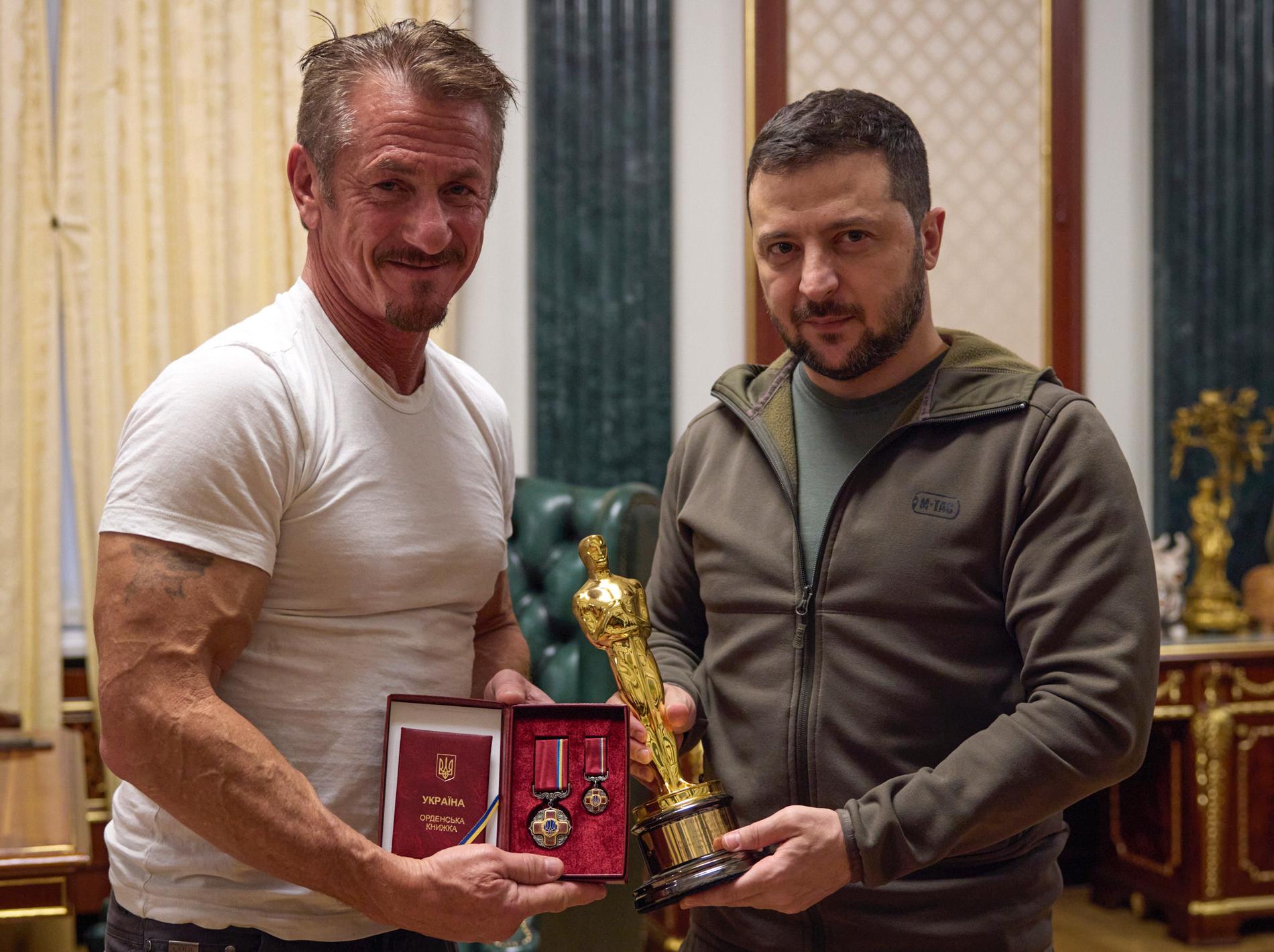 Sean Penn ger sin Oscarsstatyett till Volodymyr Zelenskyj.