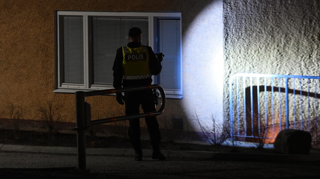 Polis på plats efter skjutningen i Vårby under tisdagskvällen. 