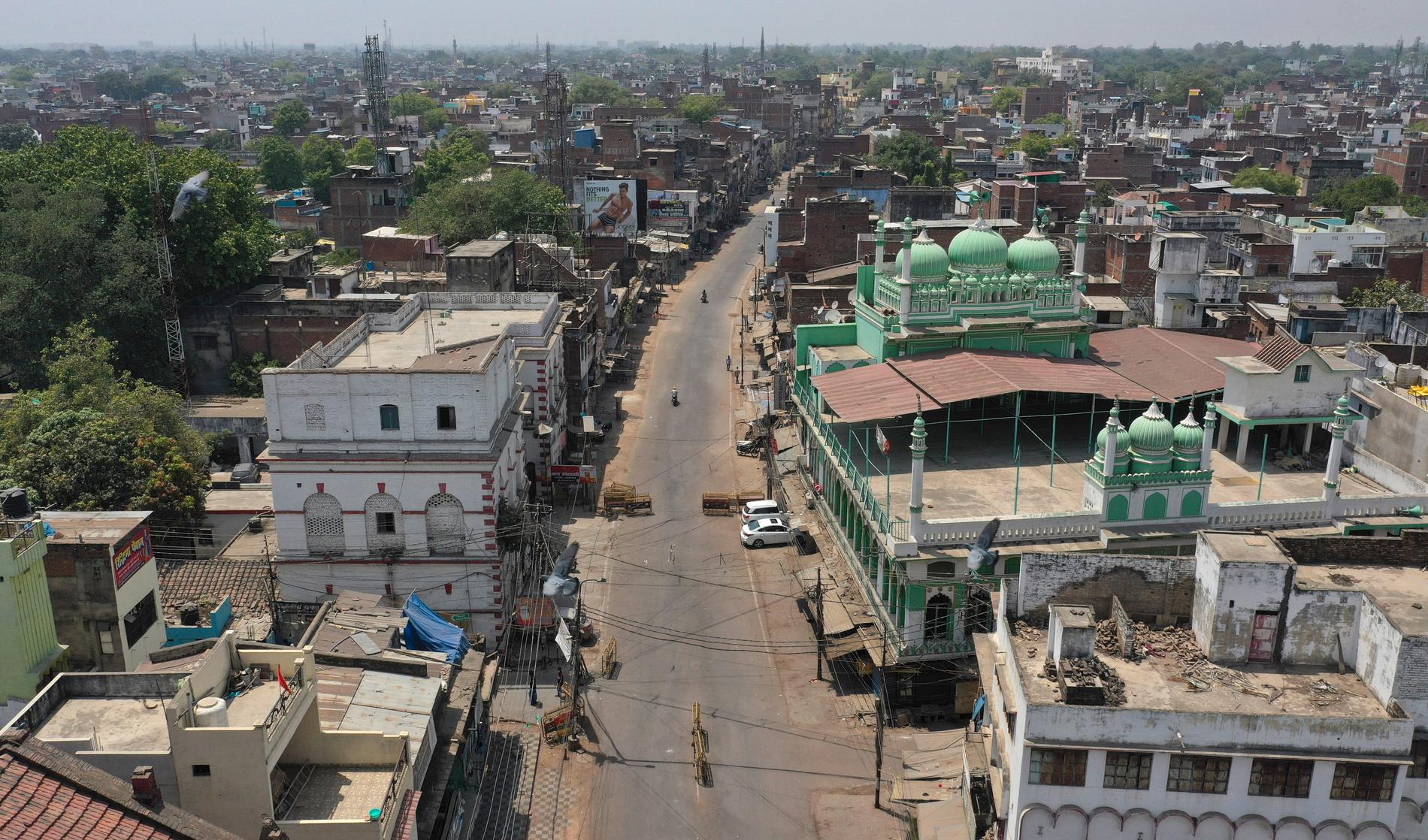 Gatorna är tomma i staden Prayagraj, Indien, under en helgnedstängning. 