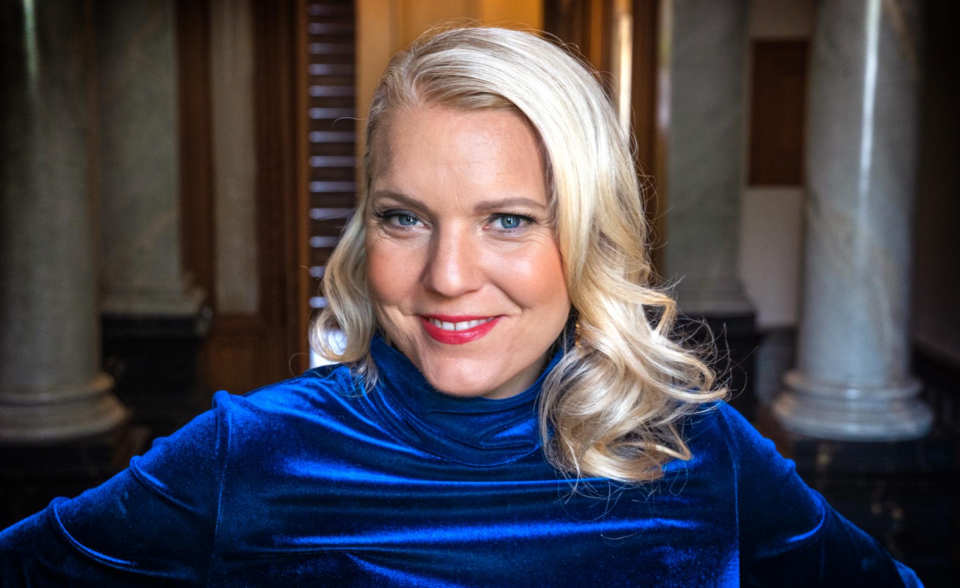 Carina Bergfeldt leder en talkshow varje fredag i SVT sedan januari 2021. 