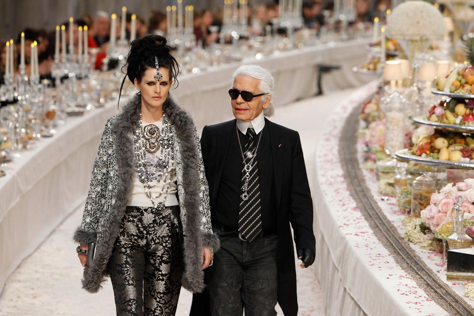 Stella Tennant tillsammans med den tyske modegiganten Karl Lagerfeld vid en visning i Paris 2011. Arkivbild.