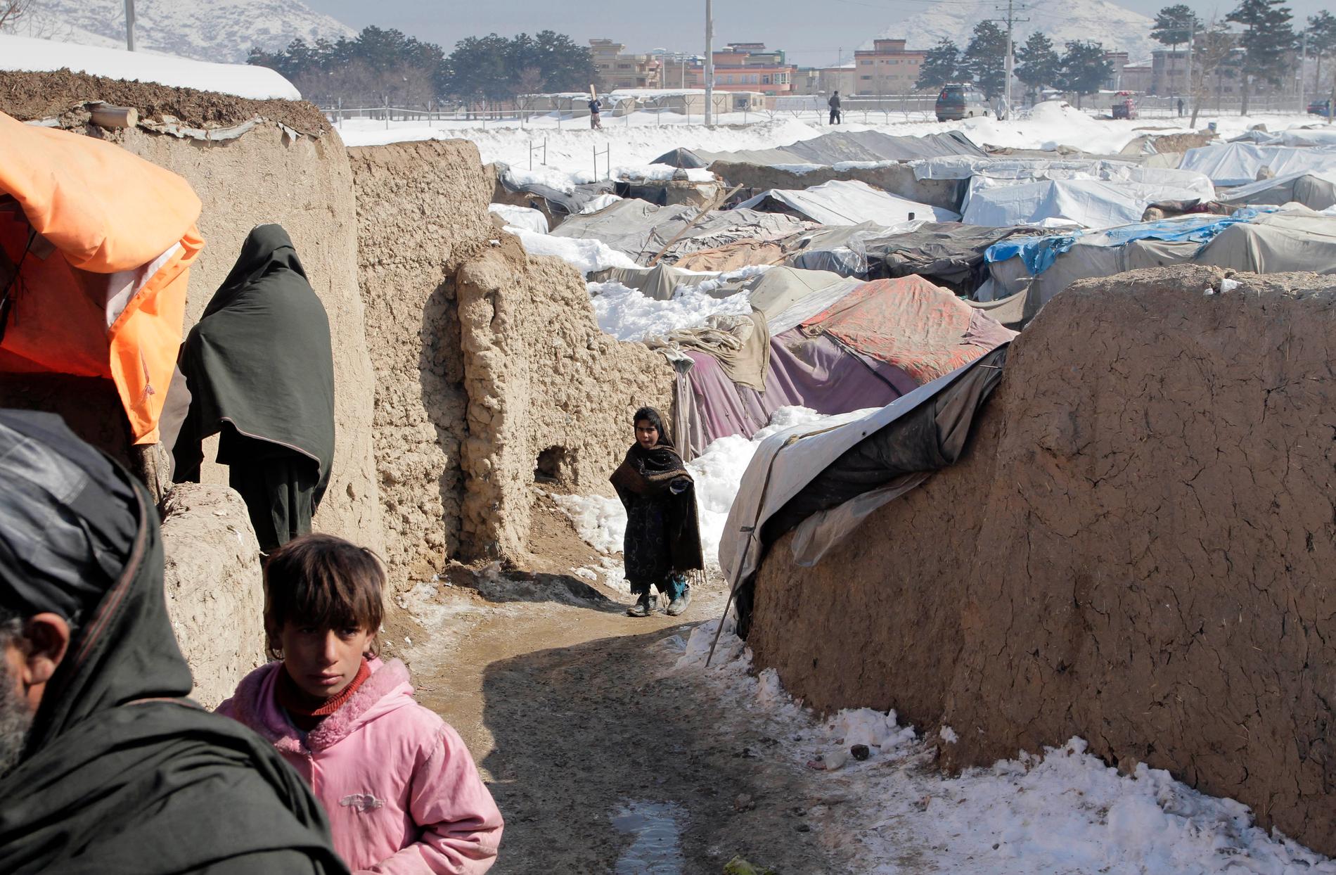 Afghanska internflyktingar från Helmandprovinsen i ett flyktingläger i huvudstaden Kabul. Arkivbild.