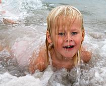 Extra uppsikt och flyväst på barnen är två grundregler i sommar.