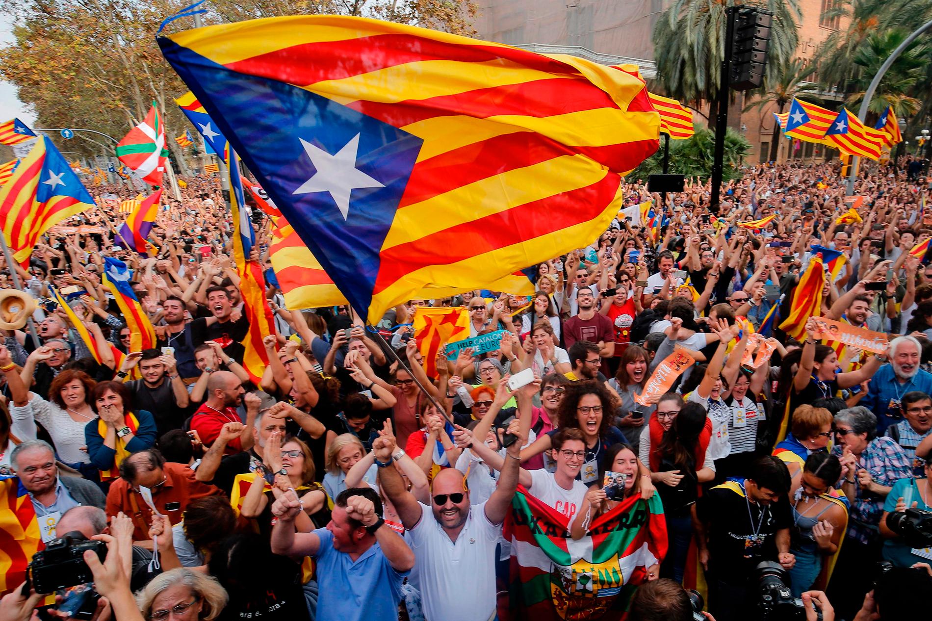 Firande utanför parlamentet i Barcelona efter omröstningen.