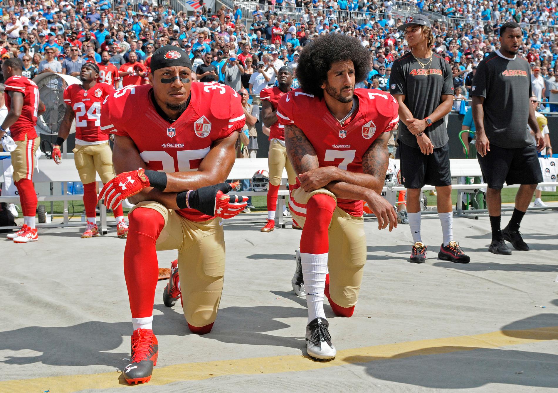 San Francisco 49ers förre quarterback Colin Kaepernick, till höger, knäböjer inför en match 2016. 