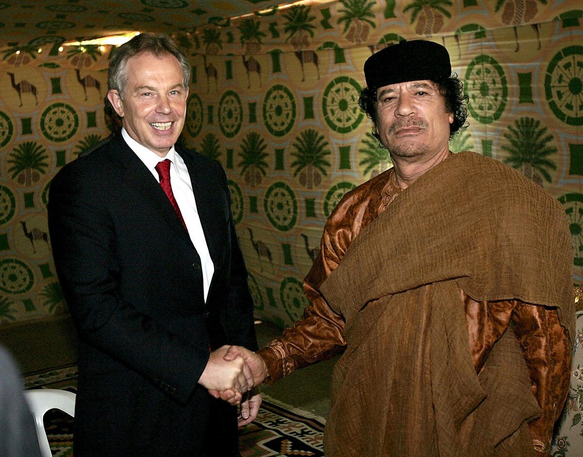 Skakar hand med Storbritanniens dåvarande premiärminister Tony Blair.