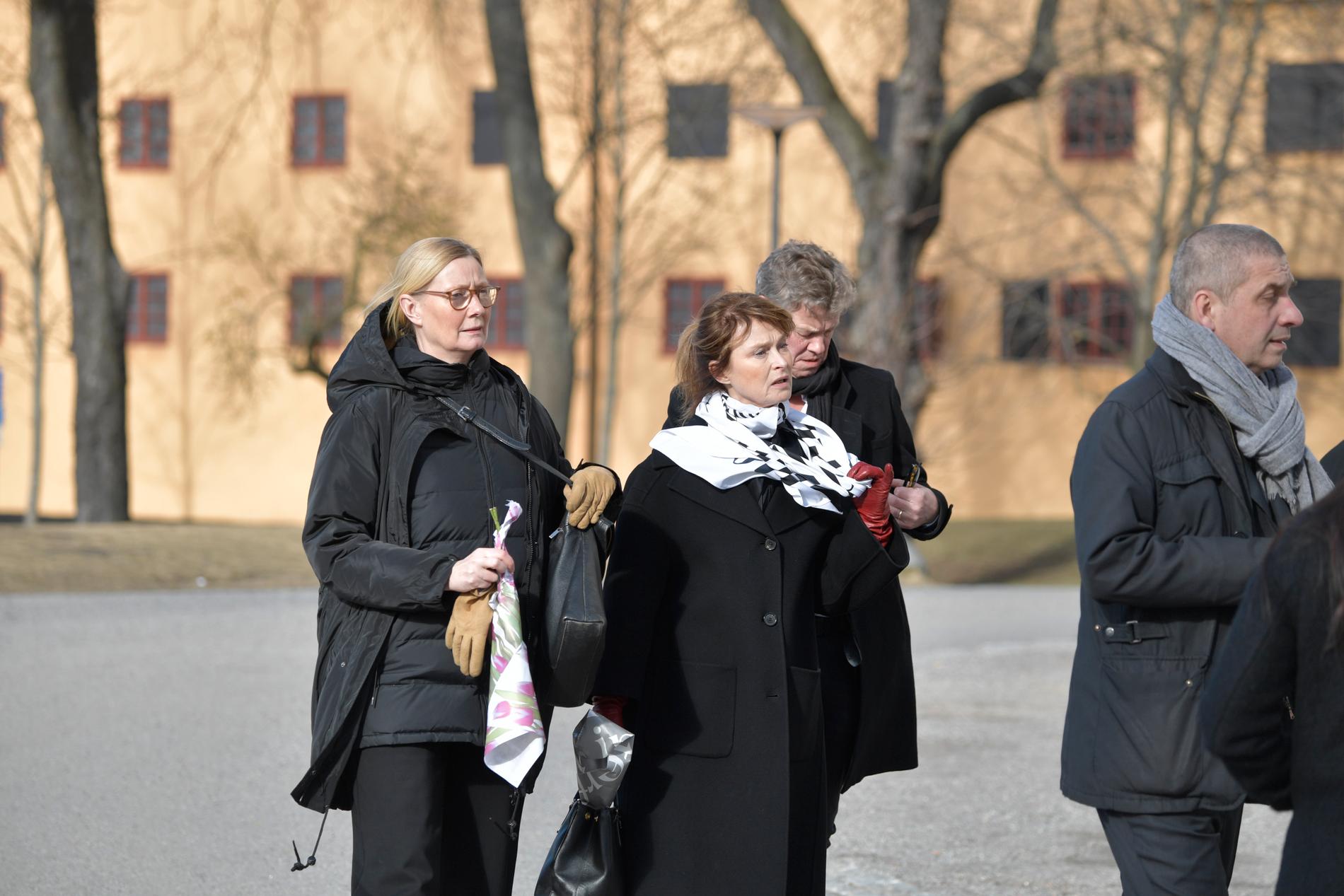 Lena Endre anländer till Björn Granaths begravning. 