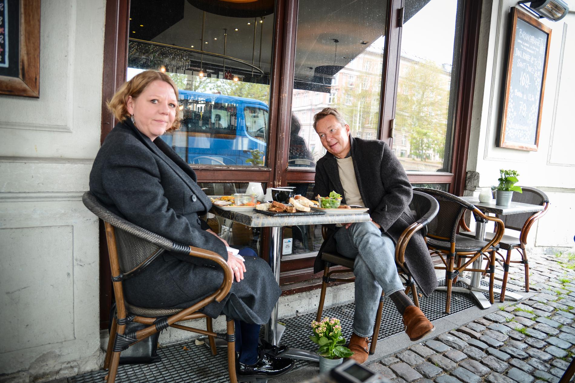 Xenia Lund och Niels Hasager njuter av omelett under markisen i vårregnet. "Det är det mest fantastiska som hänt mig på två månader", säger Xenia Lund.