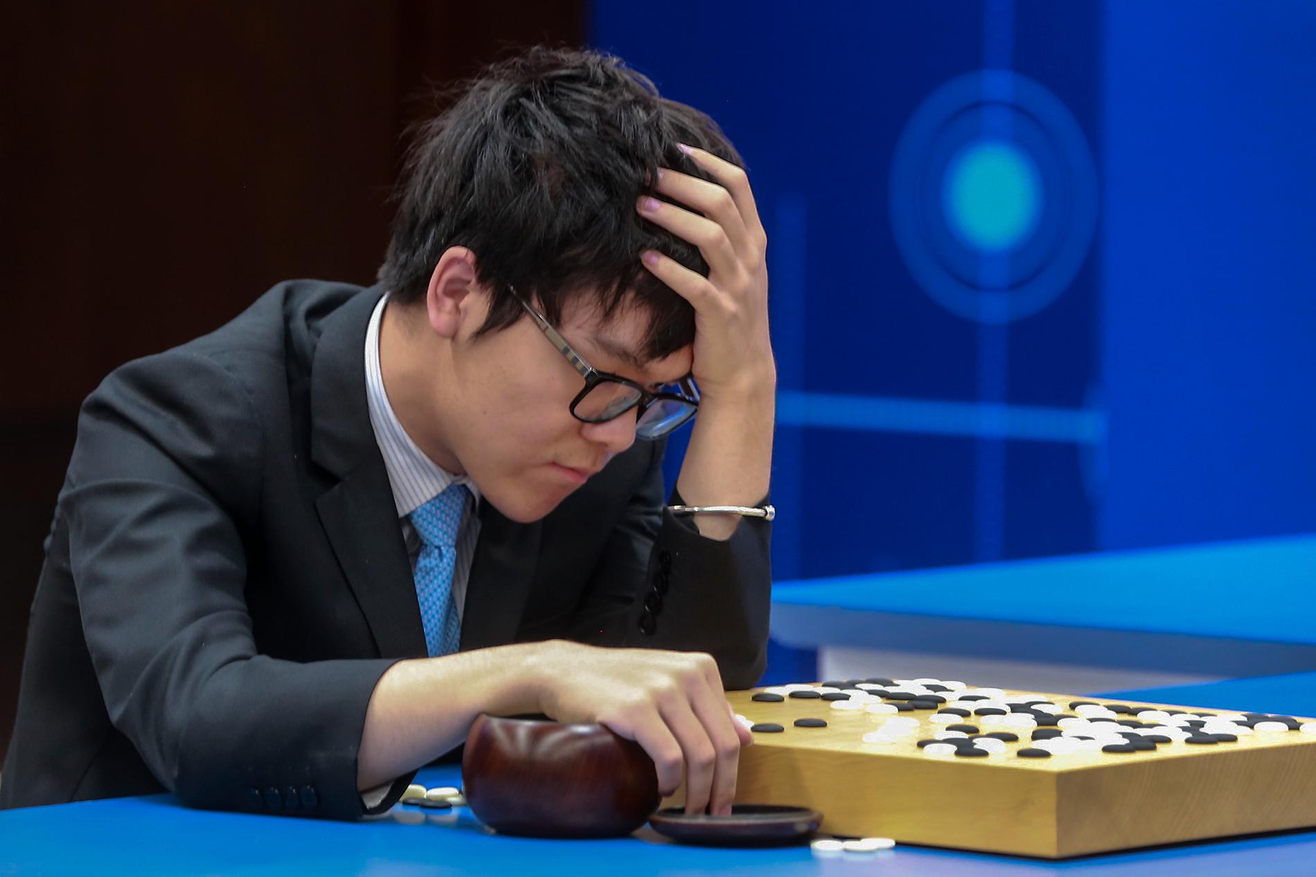 Den kinesiska Go-spelaren Ke Jie under en match mot Googles AI-program AlphaGo under Future of Go-toppmötet i Kina 2017.