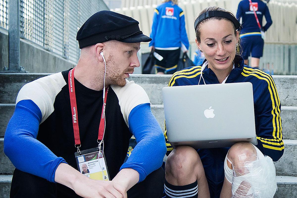 Kosovare Asllani och Sportbladets Kristoffer Bergström under VM i somras. Foto: Anna Tärnhuvud