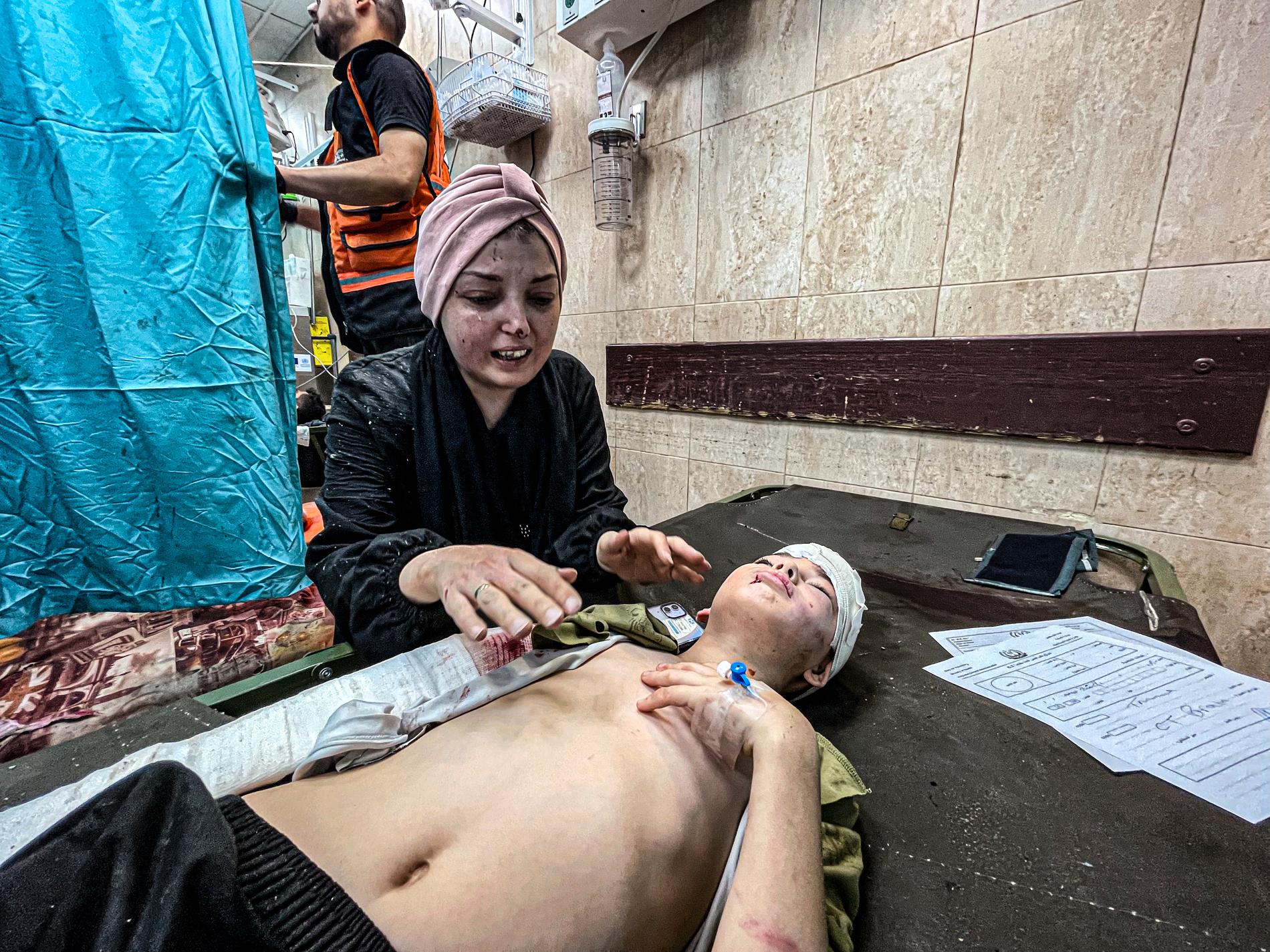 Mamma i familjen Taima hittar sin son, Anas Muhammad, 15, svårt skadad på sjukhuset. 