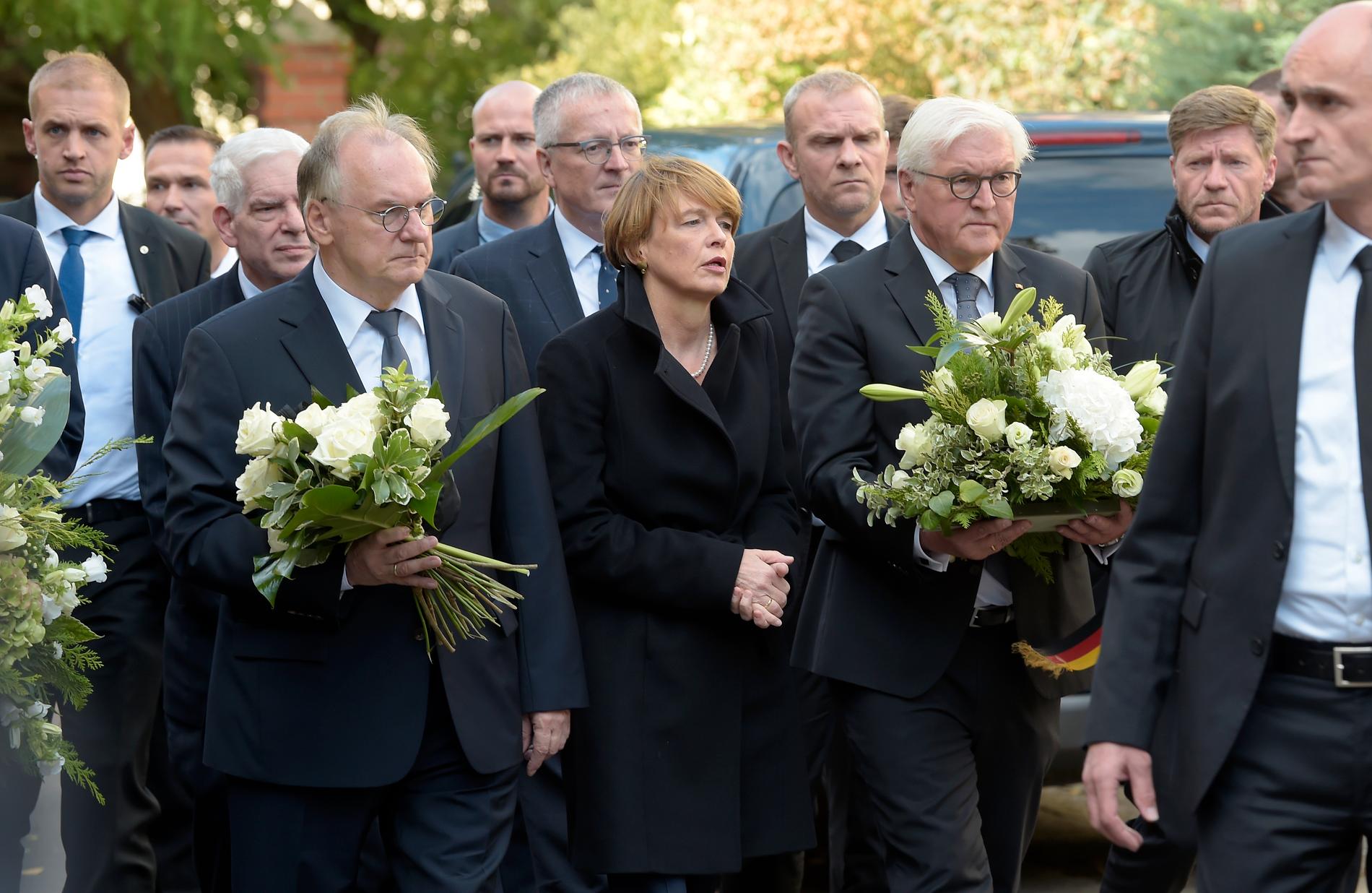 Tysklands president Frank-Walter Steinmeier (tredje till höger) och hans fru Elke Buedenbender anländer till synagogan som utsattes för terrordådet på onsdagen.