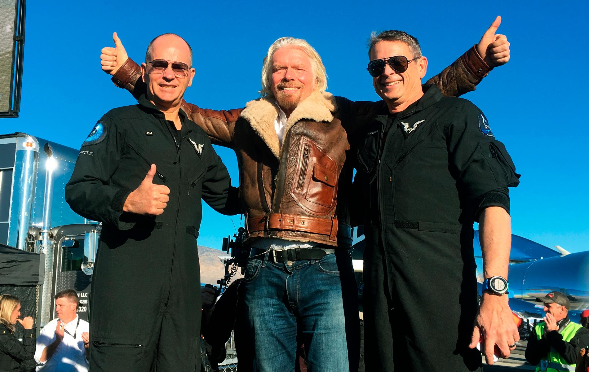 Richard Branson firar ett lyckat rymdtest med sina piloter RickSturckow och Mark Stucky i december i fjol.