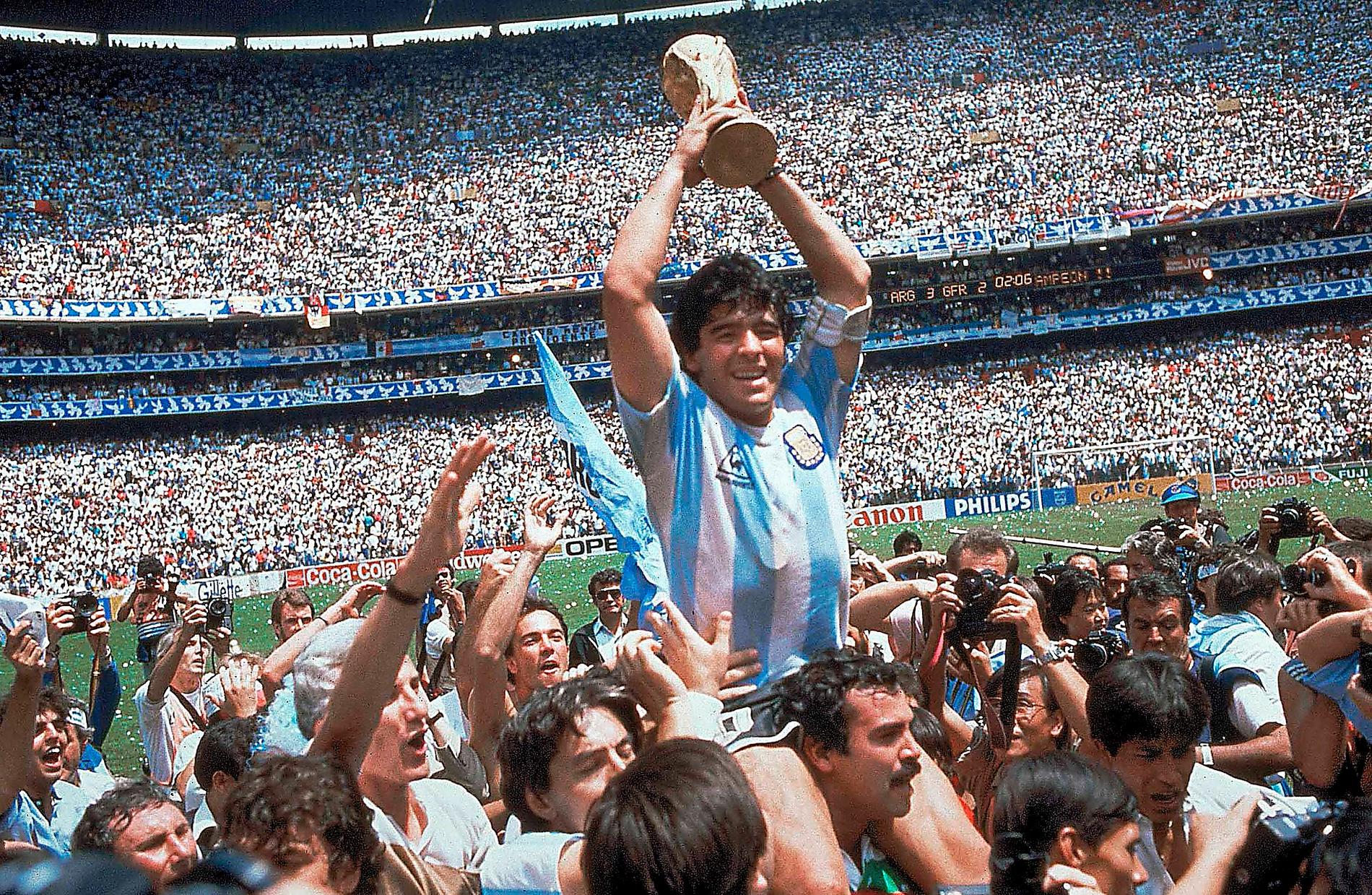 Maradona höjer VM-bucklan efter vinsten i Mexiko 1986.