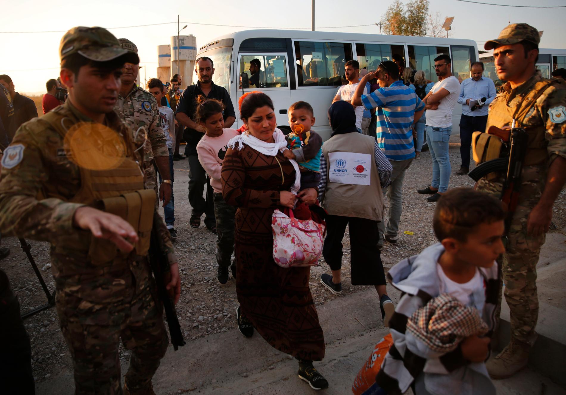 Flyktingar från Syrien anländer till flyktinglägret Bardarash i irakiska Kurdistan. Enligt FN har över 160 000 tvingats fly efter att Turkiet påbörjade sin offensiv i norra Syrien förra veckan.