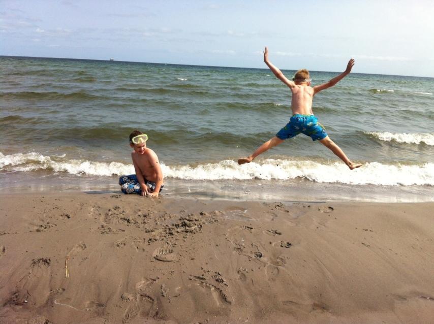 Jonathan och Joakim badar på Gotland.