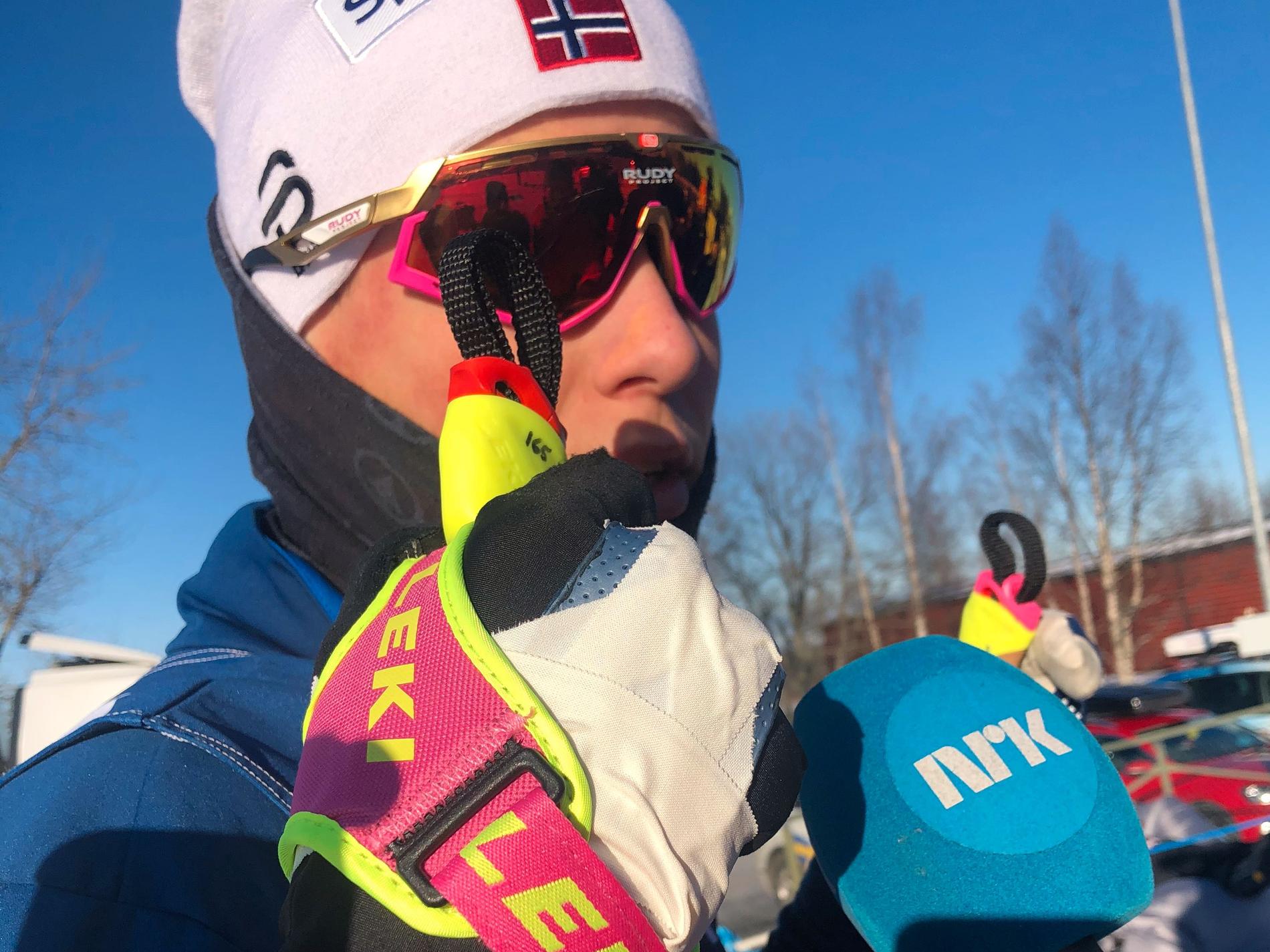 Johannes Hösflot Kläbo med sin skadade hand och specialskyddet som ska rädda Ski Tour 2020.