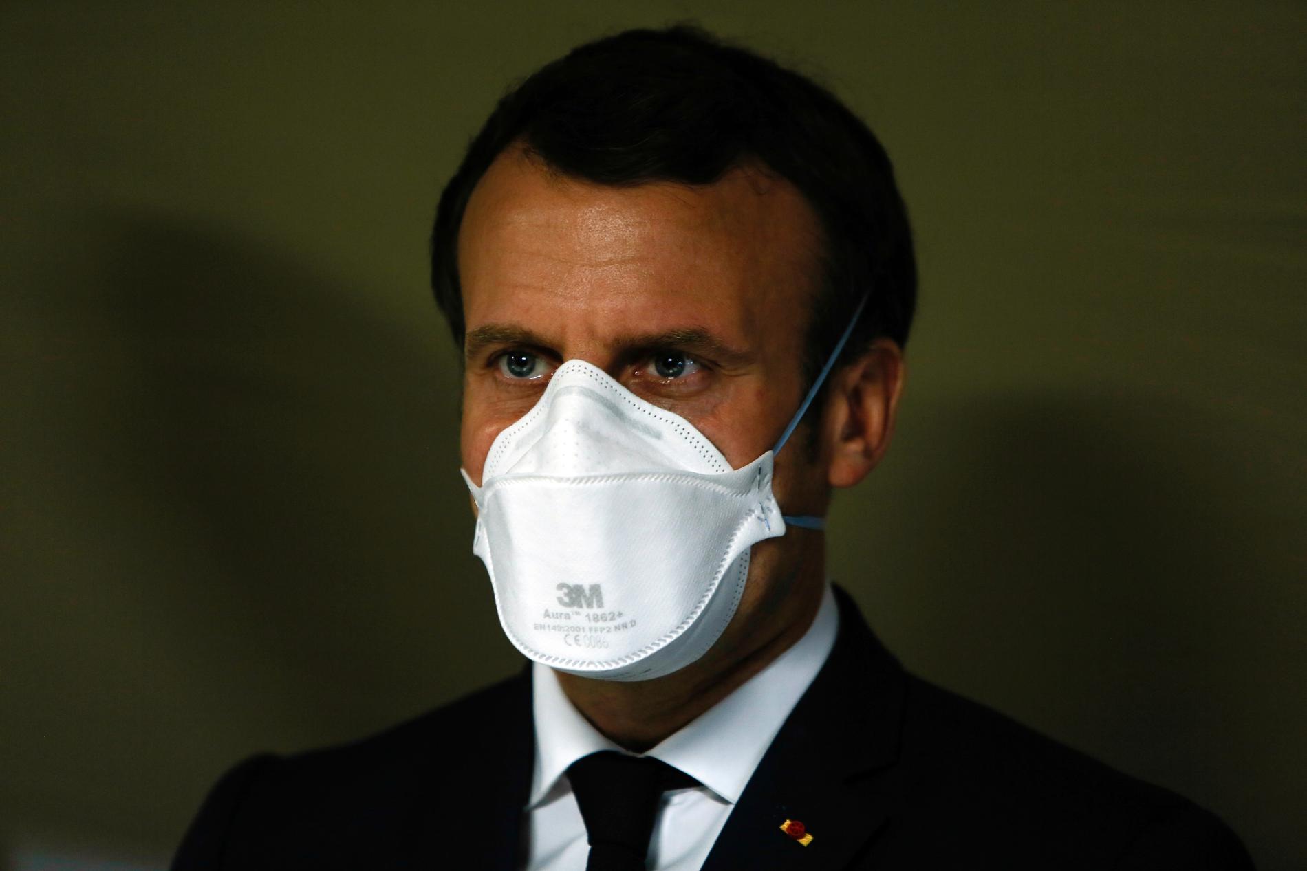 Frankrikes president Emmanuel Macron med munskydd.