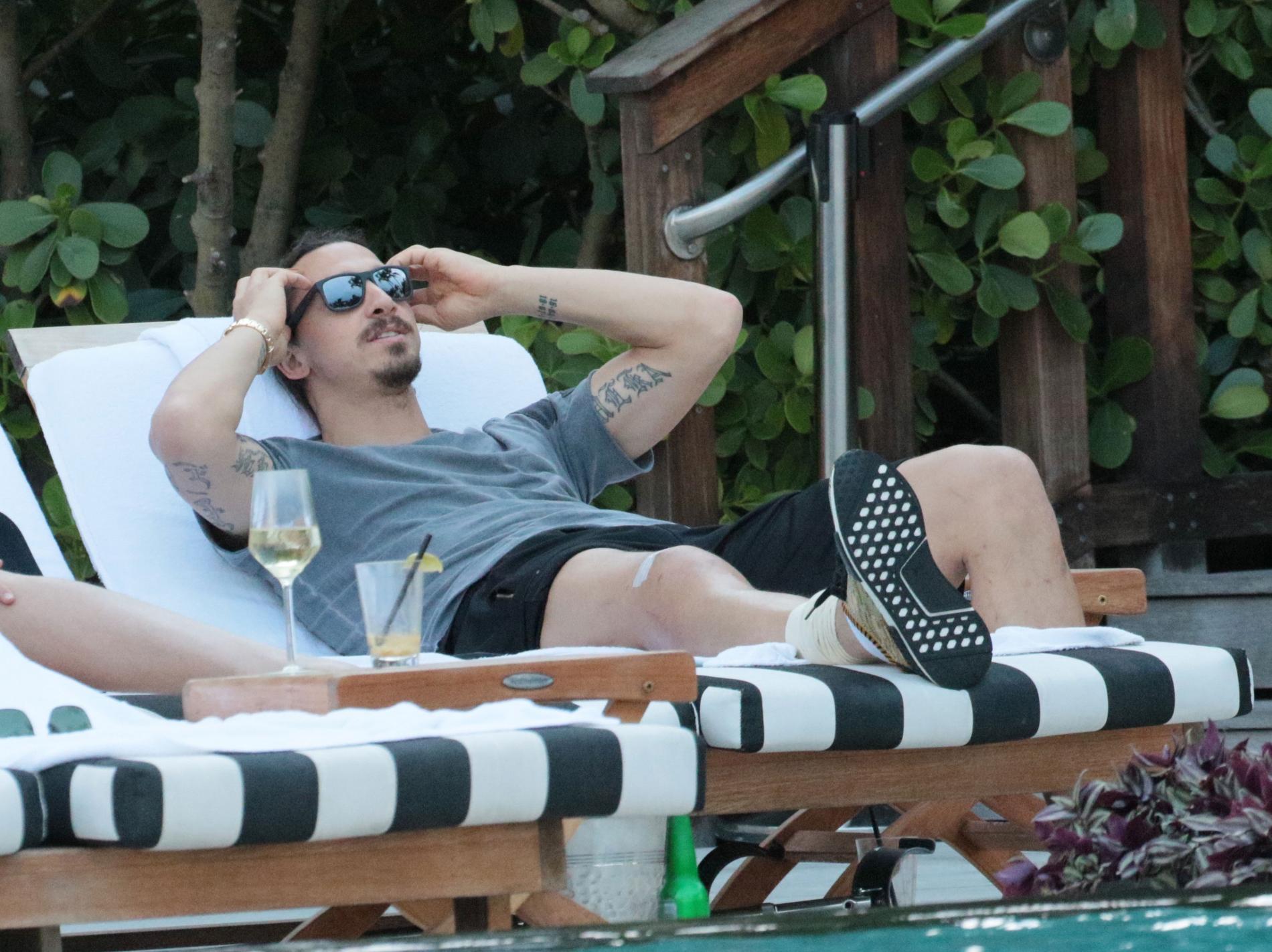 LADDAR FÖR REHAB. Zlatan Ibrahimovic sågs vila upp sig med vänner på ett hotell i Miami, USA, i väntan på sin rehabträning efter operationen.