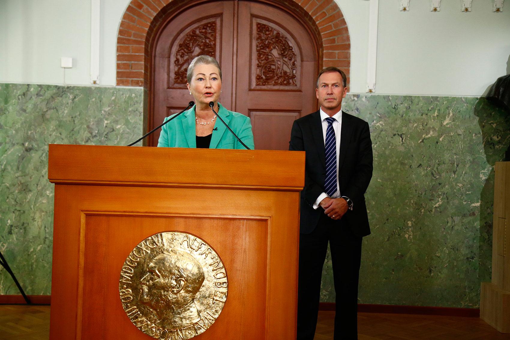 Kaci Kullmann Five, ordförande i Nobelkommitten, och Olav Njølstad, sekreterare, tillkännager årets fredspristagare på Nobelinstitutet i Oslo.