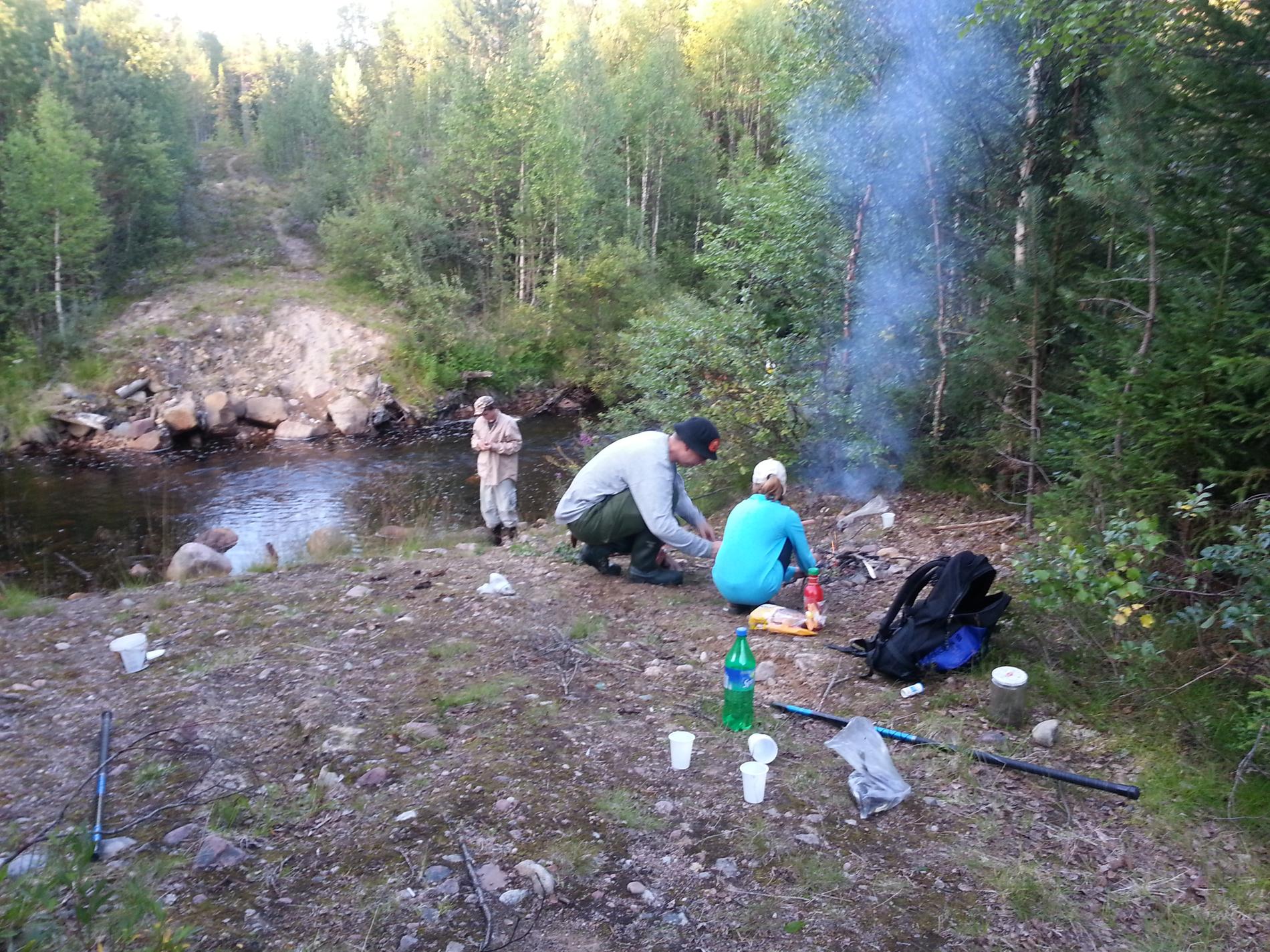 Bad i forsen i Lillhärdal och fiske av bäck-öring.