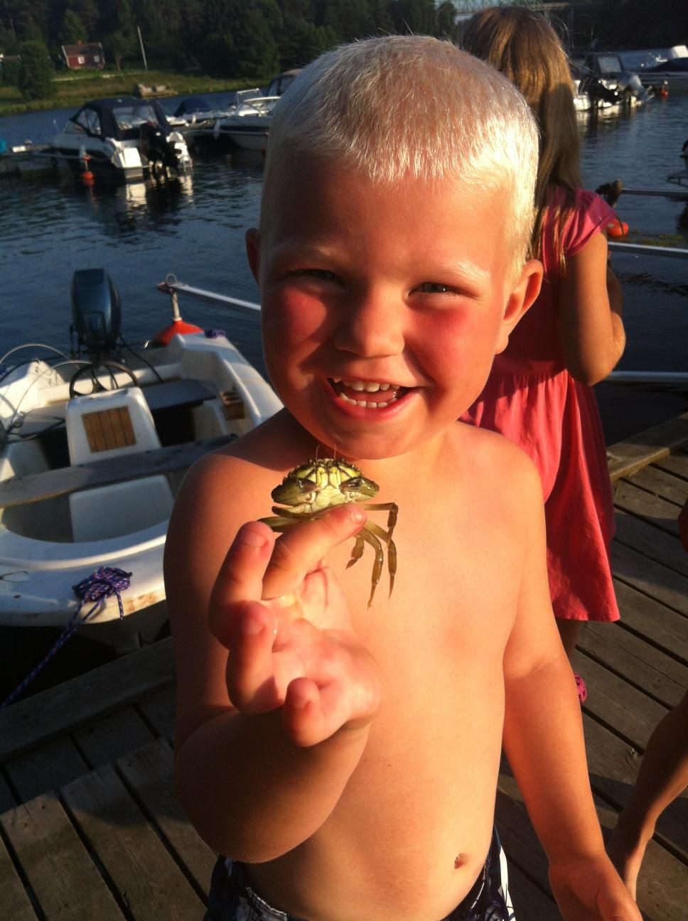 Eric har fångat en krabba.