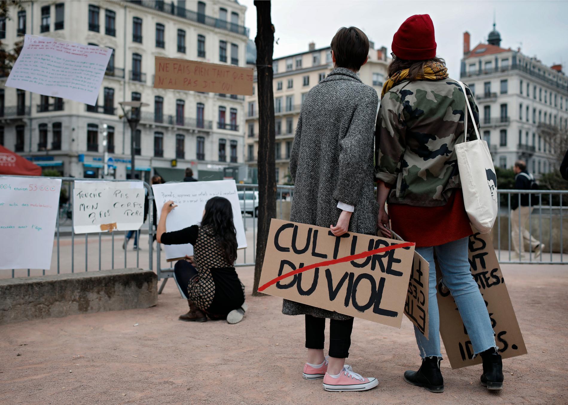 En kvinna håller en skylt med texten "våldtäktskultur" under en demonstration i franska Lyon mot sexuella övergrepp och trakasserier 2017. Arkivbild.