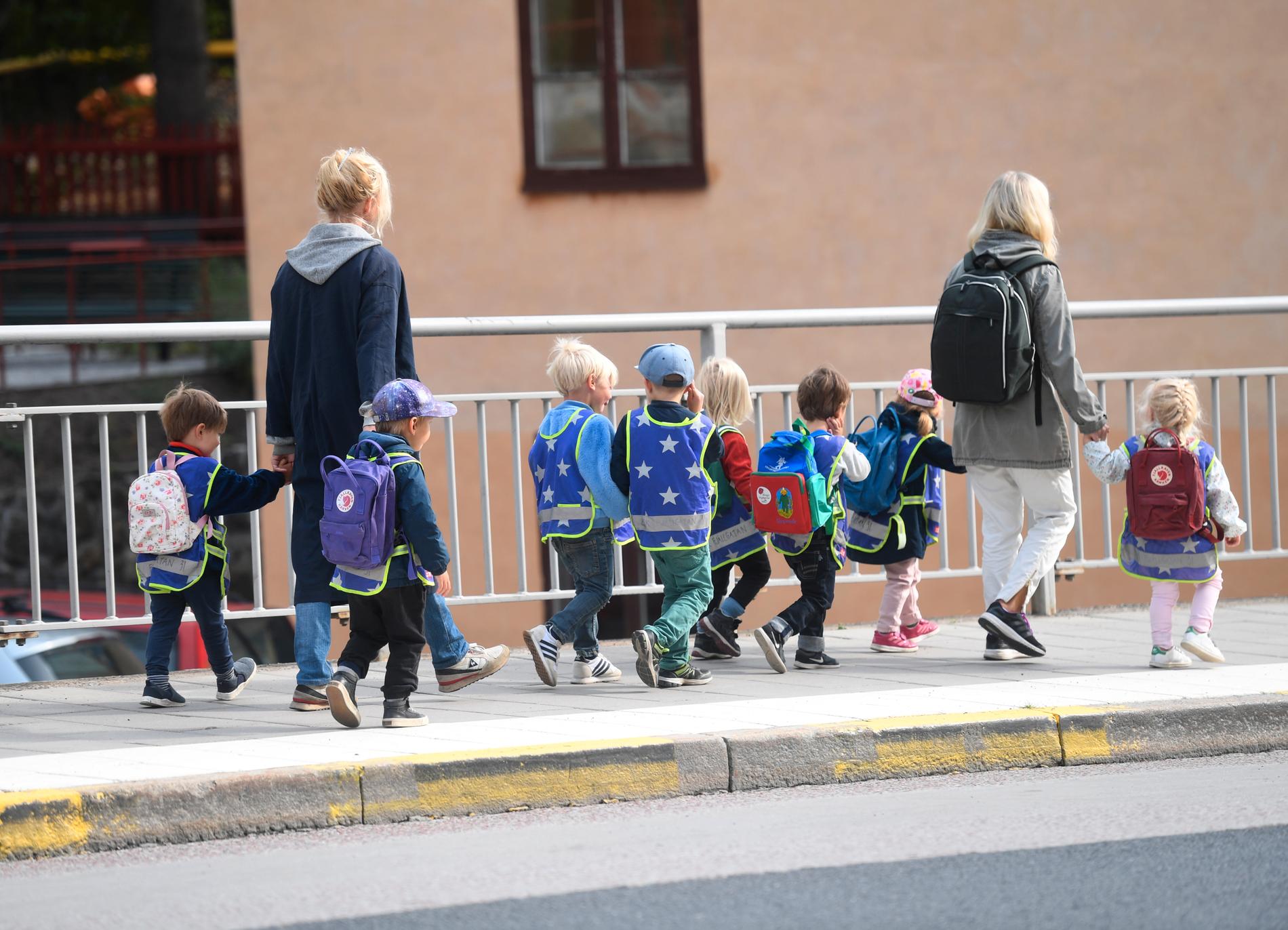 Förskolebarn med fröknar på promenad. Arkivbild.