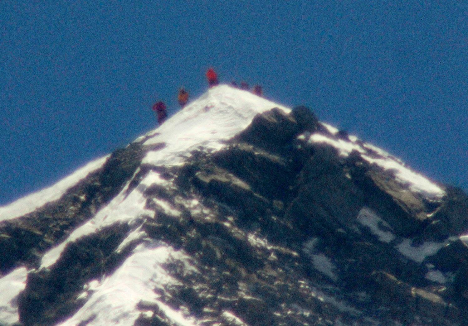 VÄRLDENS HÖGSTA PUNKT Högsta toppen på Mount Everest i Himalaya når 8848 meter över havet.