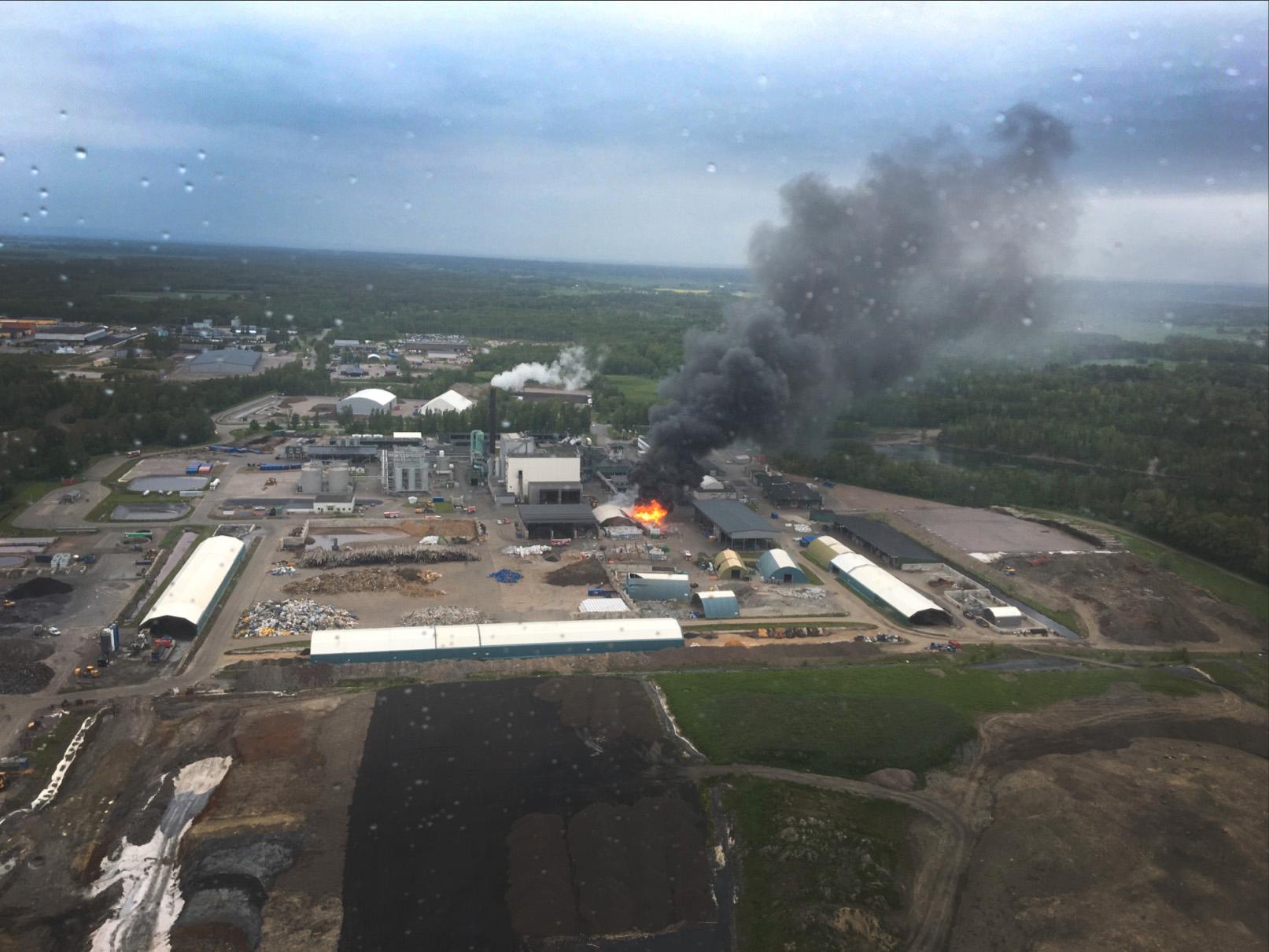 Brand på avfallsanläggning i Kvarntorp i Kumla.