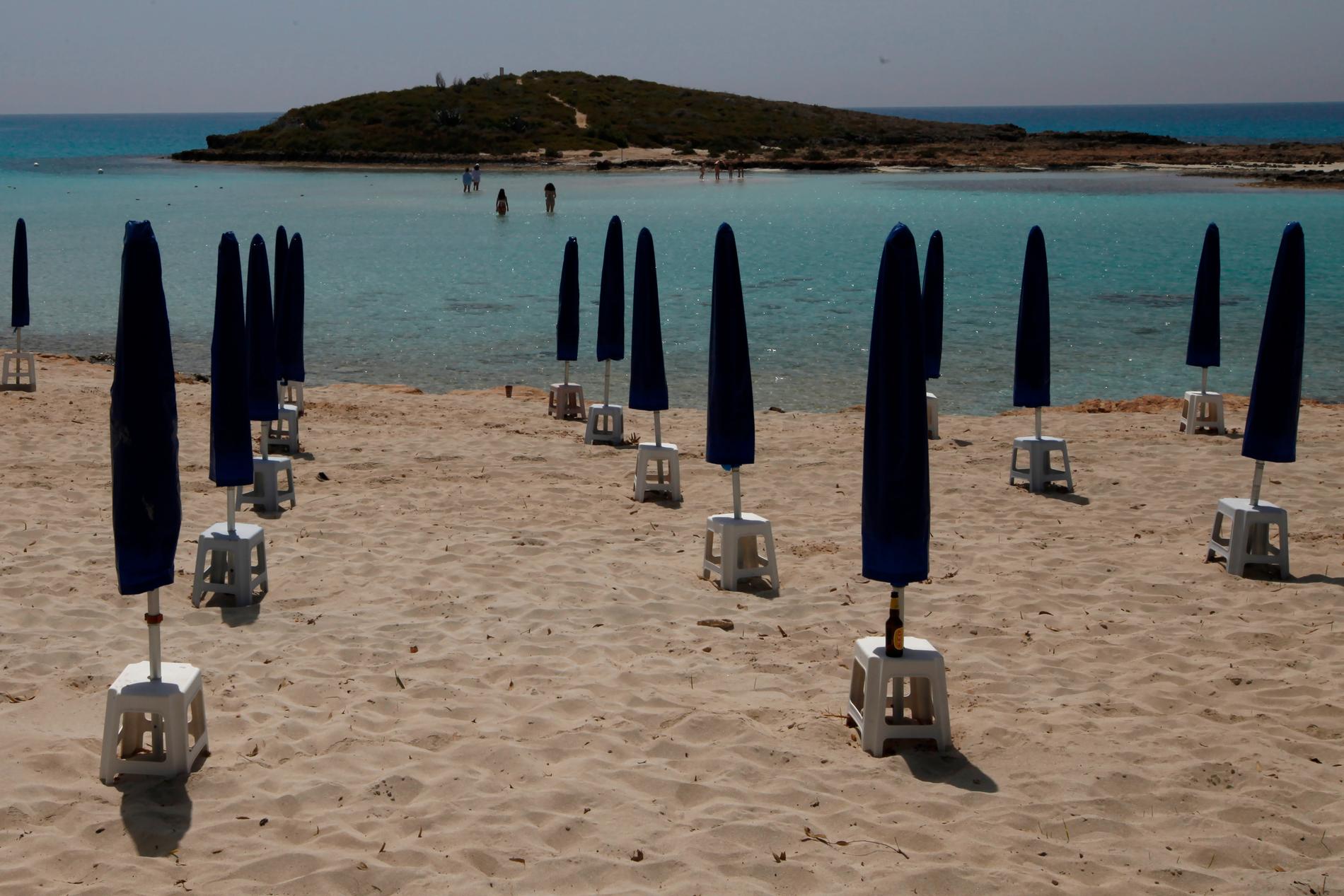 En strand på Cypern i väntan på turister.