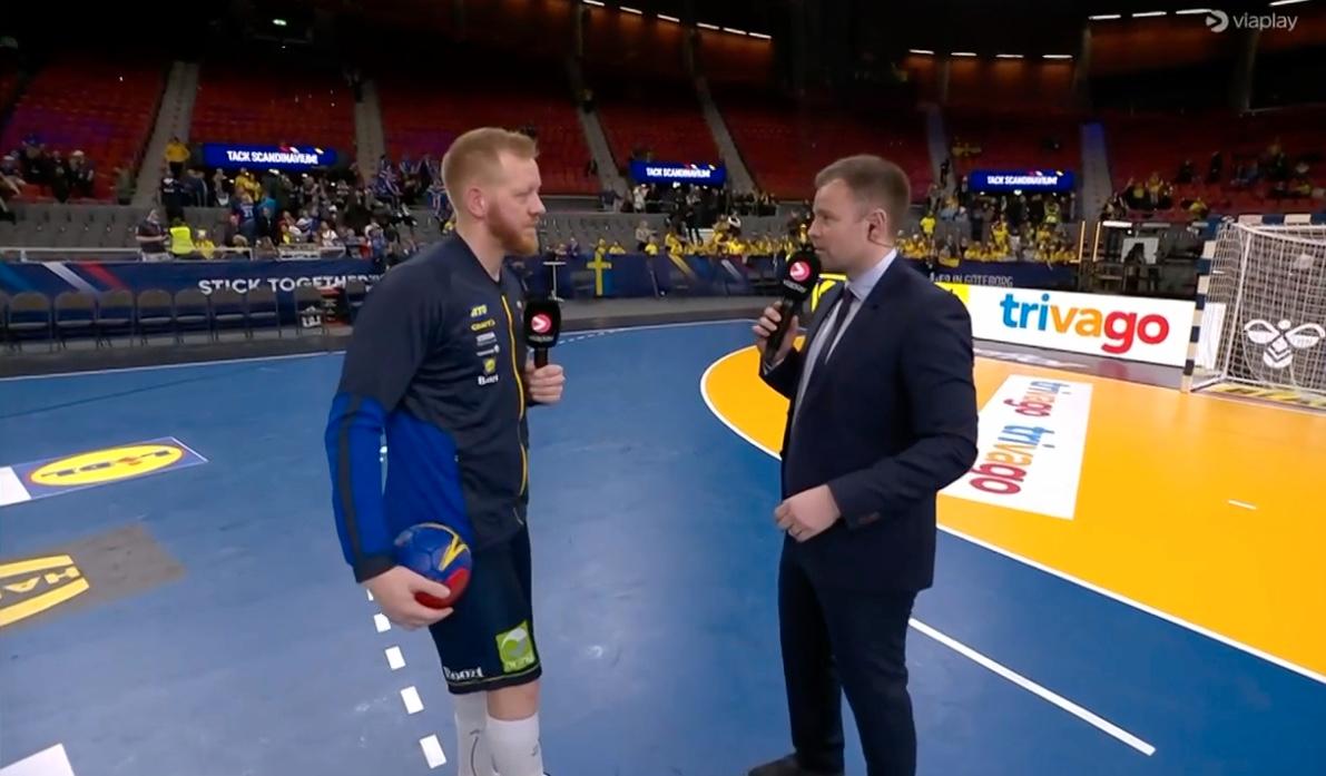 Experten Kristján Andrésson med Jim Gottfridsson efter matchen mot Island.