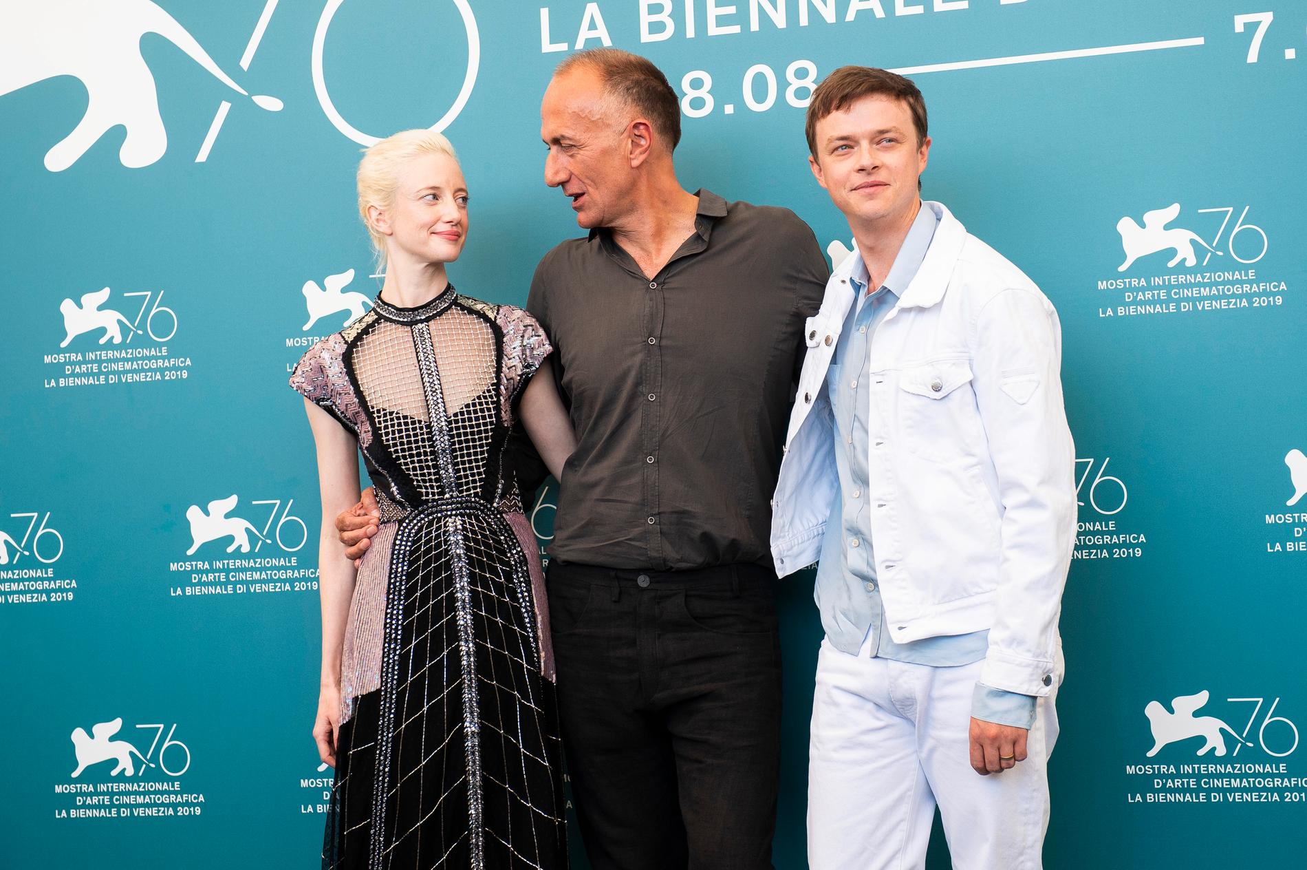Andrea Riseborough tillsammans med regissören Stefano Sollima och skådespelaren Dane DeHaan inför premiären på "Zerozerozero" på filmfestivalen i Venedig. Arkivbild.