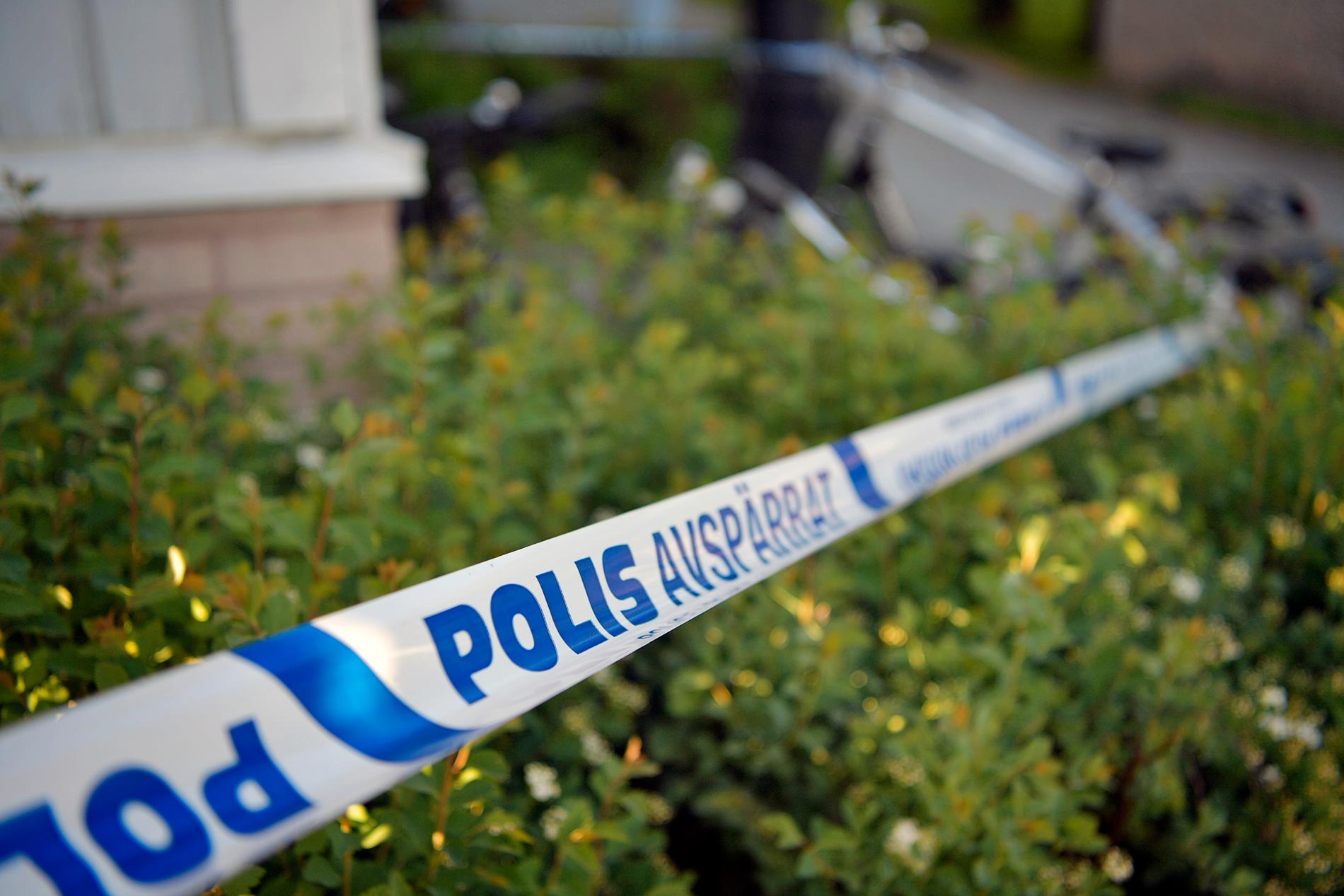 Polisen har spärrat av ett hus i ett bostadsområde i Örebro. 