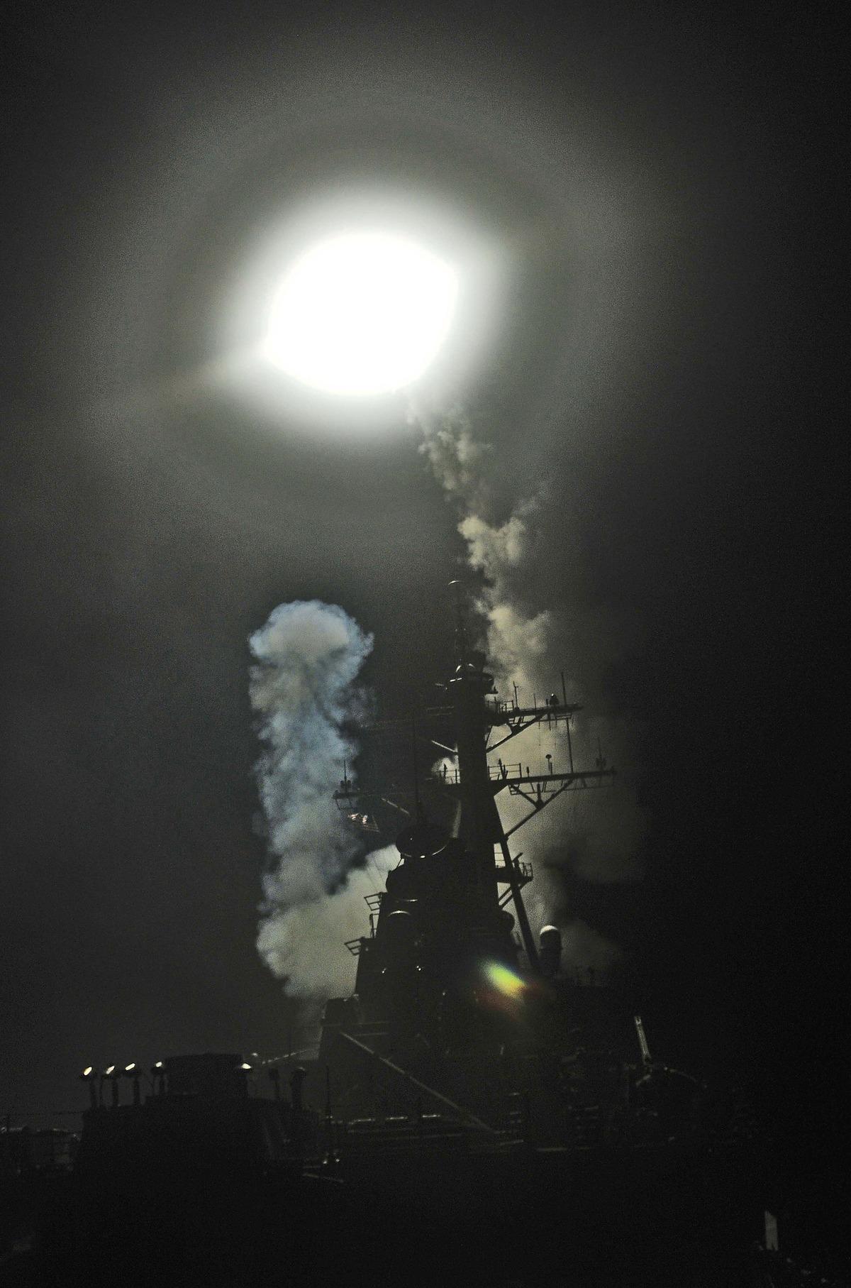 ANFÖLL I GÅR En Tomahawk-missil skjuts upp från jagaren USS Barry.
