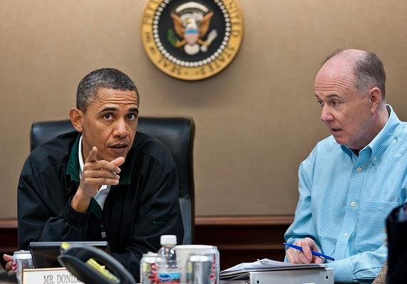 President Obama och den nationella säkerhetsrådgivaren Tom Donilon i samband med bin Ladin-räden.
