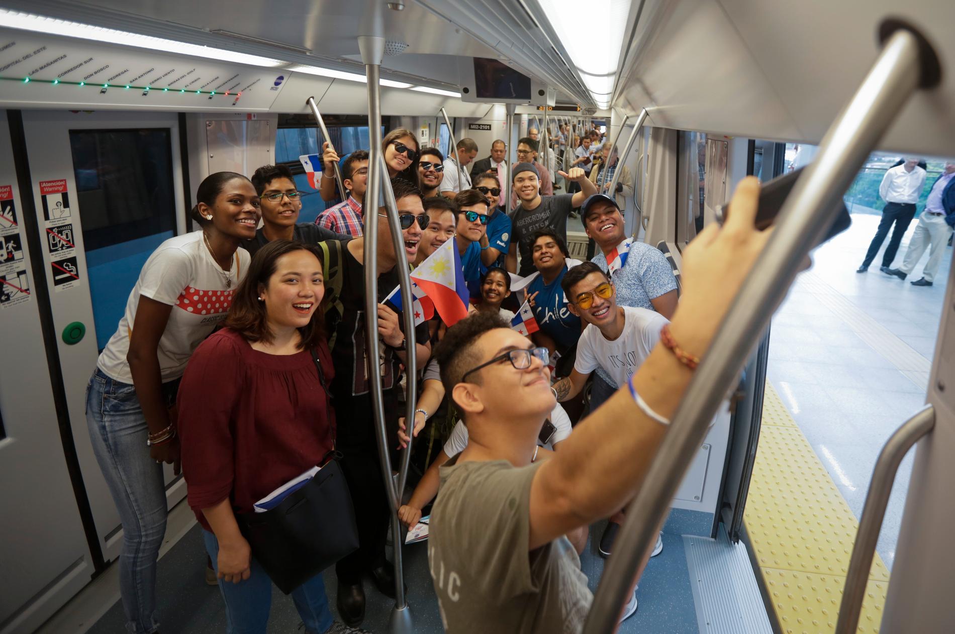 En grupp ungdomar poserar för en selfie på den nyöppnade tunnelbanan i Panama City i torsdags.
