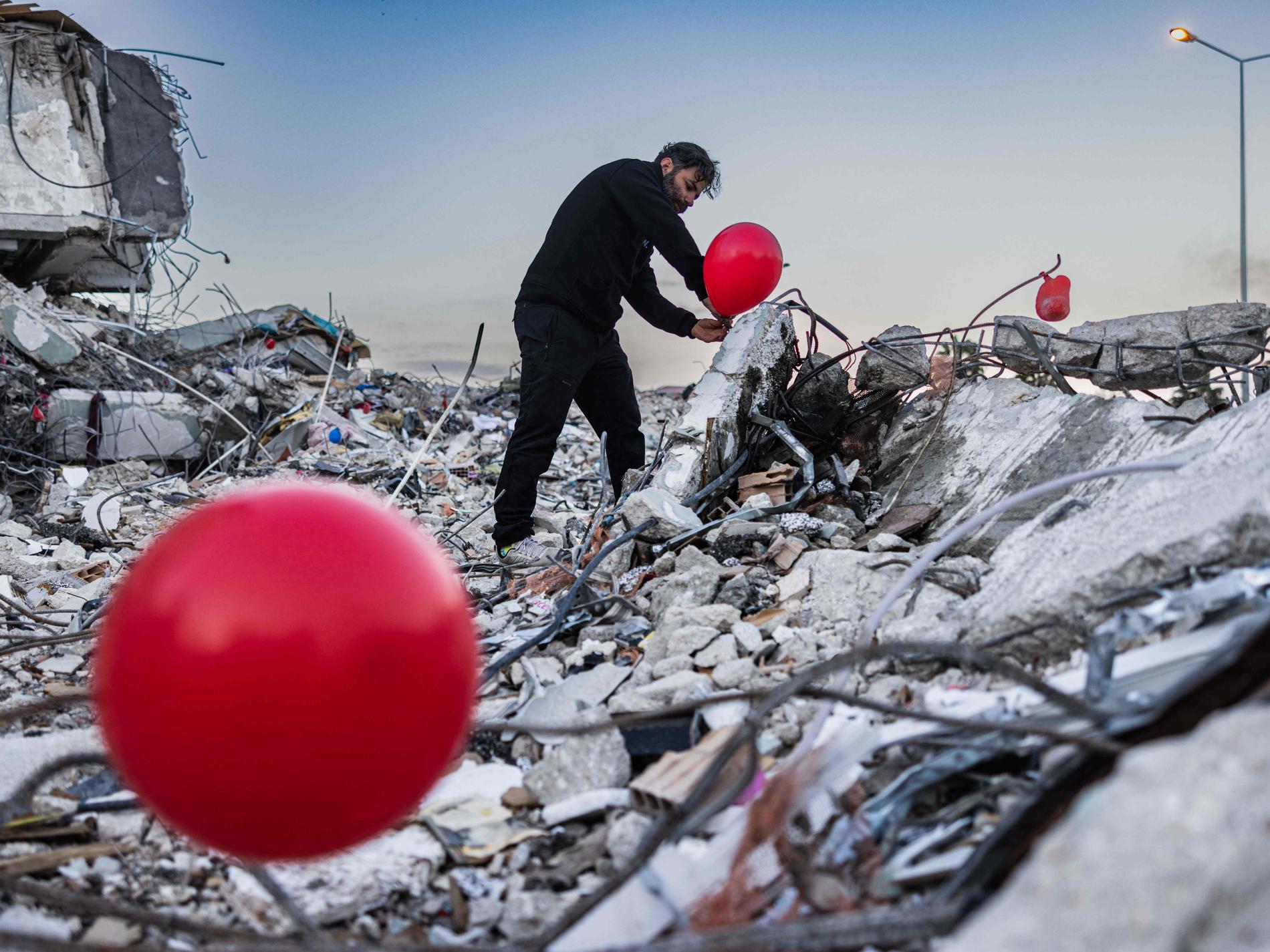 Röda ballonger för barnen som omkom i skalven