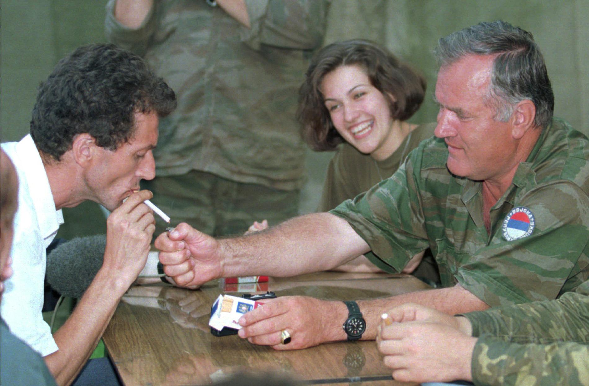 Mladic täder en cigarett åt Hamdija Torlak, ledare för Zepa-enklaven, ett FN-skyddat område som Mladics styrkor intog i juli 1995.